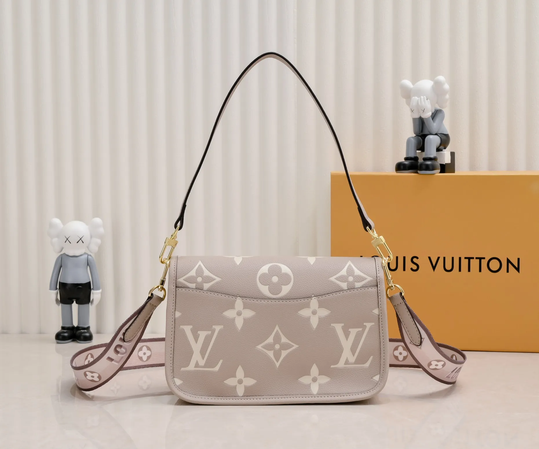 ¥340💰 Exclusive real shot-upgraded version ‼ ️M46386 black M46388 white M45985 full leather baguette series new Diane handbag Diane satchel is made of Monogram Empreinte, made of the brand's iconic embossed leather. This versatile bag comes with a removable leather shoulder strap that can be worn over the shoulder or by hand, as well as a roomy removable jacquard crossbody bag with 'Louis Vuitton' printed strap. This versatile bag can be styled in chic or sporty fashion to match the overall style or mood. Dimensions: 25.0×9.0×15.0 cm.