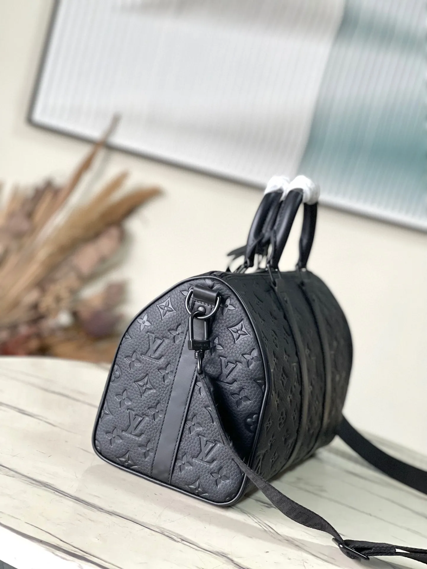 💰1140 (first grain leather) top quality original M22765 full leather embossed Keepall Bandoulière 35 handbag is a miniature version of the classic Keepall holiday travel bag. Full-grain Taurillon leather embossed with the Monogram pattern, leather side straps and top leather handle continue the signature elements of the Keepall collection, and the shoulder strap is removable and adjustable. Dimensions: 34 x 21 x 16 cm