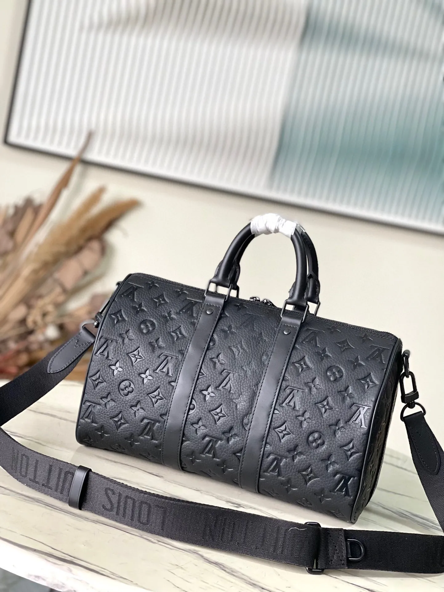 💰1140 (first grain leather) top quality original M22765 full leather embossed Keepall Bandoulière 35 handbag is a miniature version of the classic Keepall holiday travel bag. Full-grain Taurillon leather embossed with the Monogram pattern, leather side straps and top leather handle continue the signature elements of the Keepall collection, and the shoulder strap is removable and adjustable. Dimensions: 34 x 21 x 16 cm