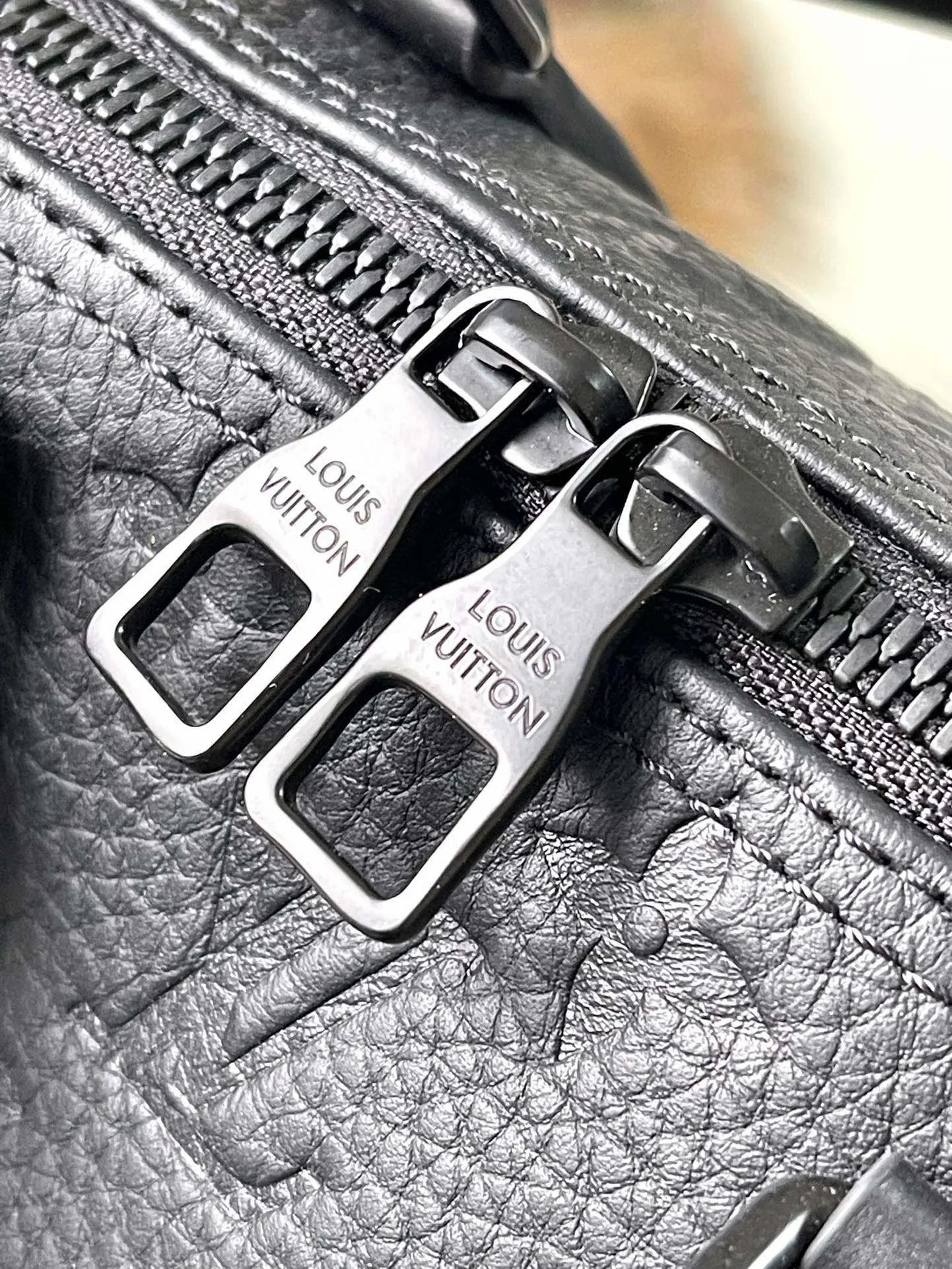 💰1140 (first grain leather) top quality original M22765 full leather embossed Keepall Bandoulière 35 handbag is a miniature version of the classic Keepall holiday travel bag. Full-grain Taurillon leather embossed with the Monogram pattern, leather side straps and top leather handle continue the signature elements of the Keepall collection, and the shoulder strap is removable and adjustable. Dimensions: 34 x 21 x 16 cm