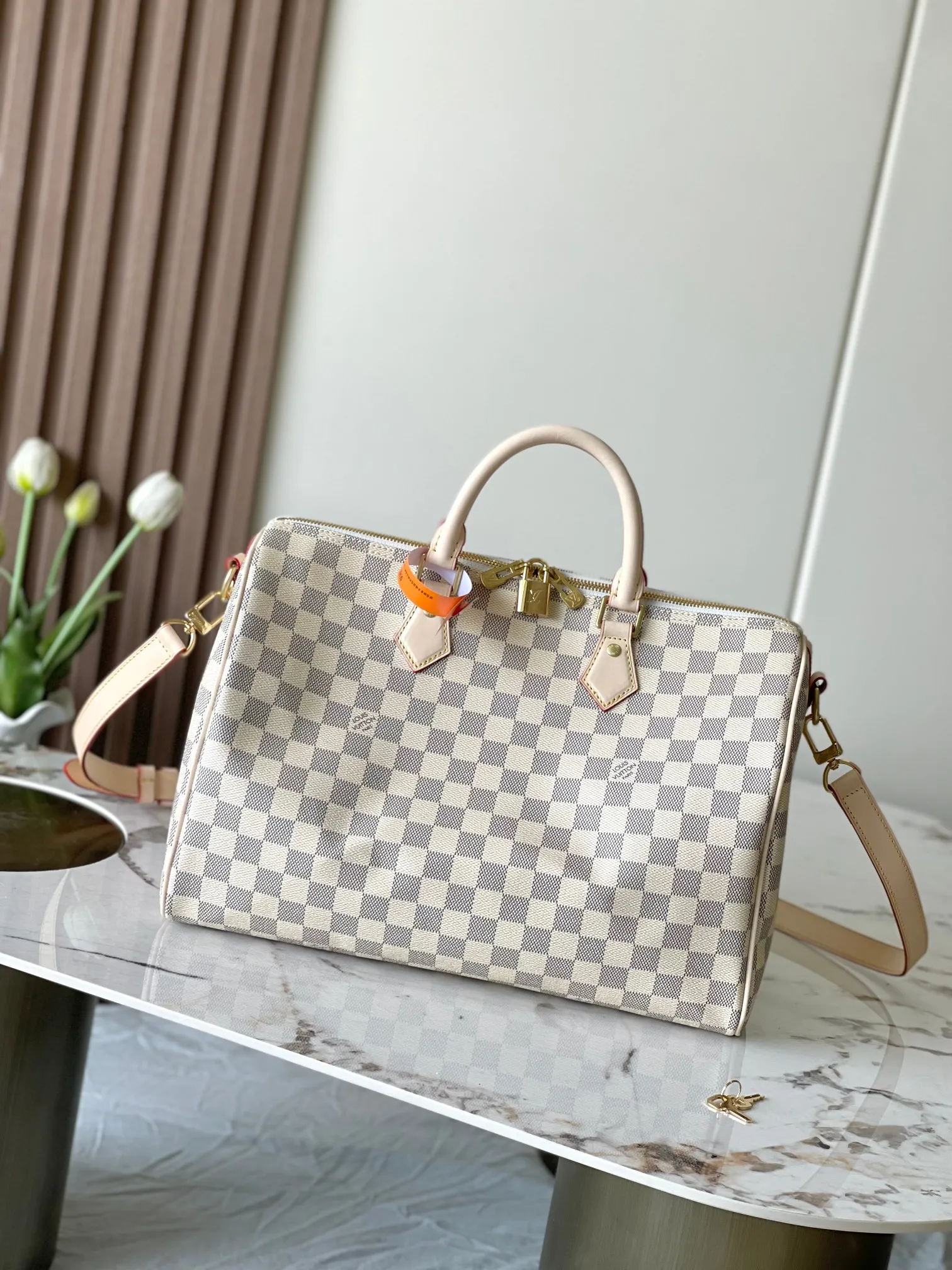 💰840 Top original model 41111 white plaid SPEEDY 35 handbag. The Speedy 35 handbag made of Damier Ebène canvas has a classic shape and exudes timeless elegance. The multi-functional shoulder strap can be used for hand carry, shoulder or cross-body wear, flexible and convenient. Size: 35x23x18cm