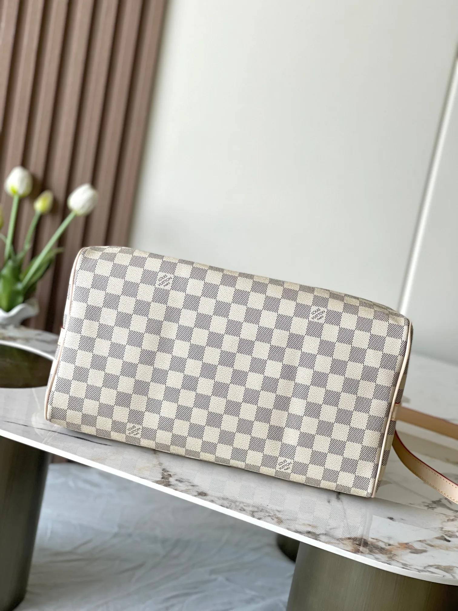 💰840 Top original model 41111 white plaid SPEEDY 35 handbag. The Speedy 35 handbag made of Damier Ebène canvas has a classic shape and exudes timeless elegance. The multi-functional shoulder strap can be used for hand carry, shoulder or cross-body wear, flexible and convenient. Size: 35x23x18cm
