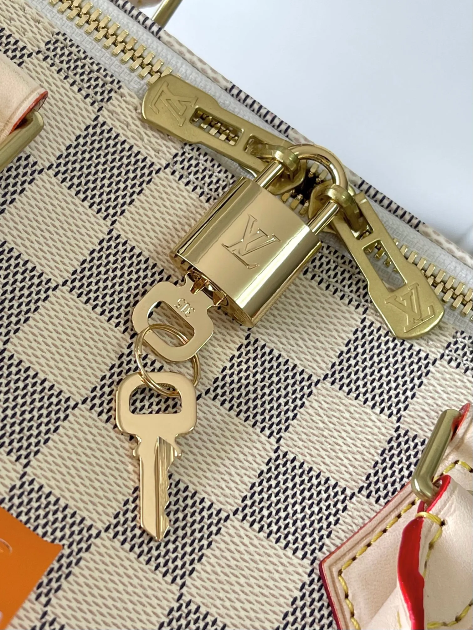 💰840 Top original model 41111 white plaid SPEEDY 35 handbag. The Speedy 35 handbag made of Damier Ebène canvas has a classic shape and exudes timeless elegance. The multi-functional shoulder strap can be used for hand carry, shoulder or cross-body wear, flexible and convenient. Size: 35x23x18cm