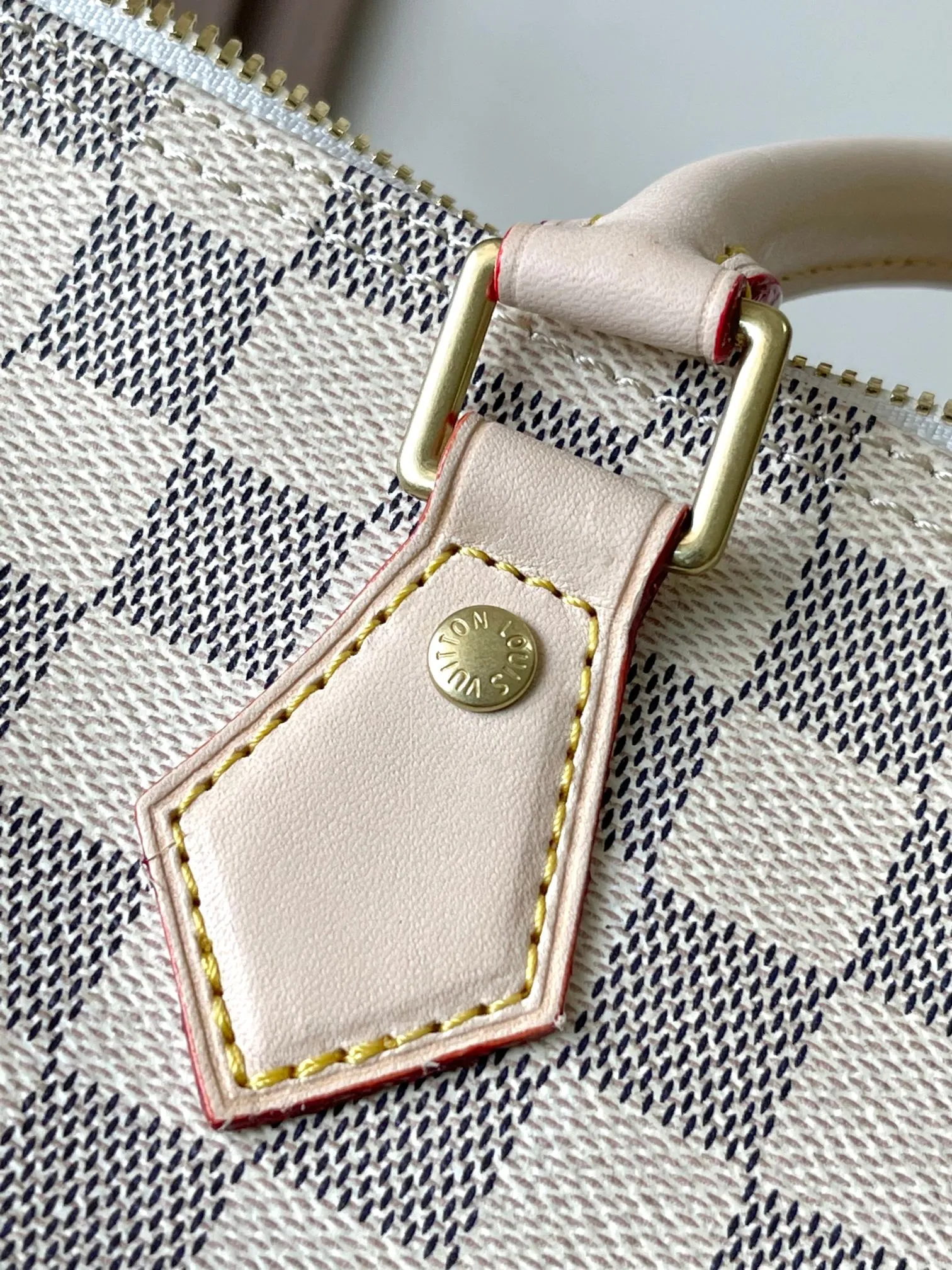 💰840 Top original model 41111 white plaid SPEEDY 35 handbag. The Speedy 35 handbag made of Damier Ebène canvas has a classic shape and exudes timeless elegance. The multi-functional shoulder strap can be used for hand carry, shoulder or cross-body wear, flexible and convenient. Size: 35x23x18cm