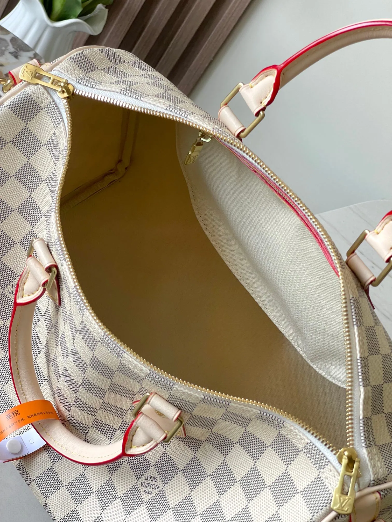 💰840 Top original model 41111 white plaid SPEEDY 35 handbag. The Speedy 35 handbag made of Damier Ebène canvas has a classic shape and exudes timeless elegance. The multi-functional shoulder strap can be used for hand carry, shoulder or cross-body wear, flexible and convenient. Size: 35x23x18cm