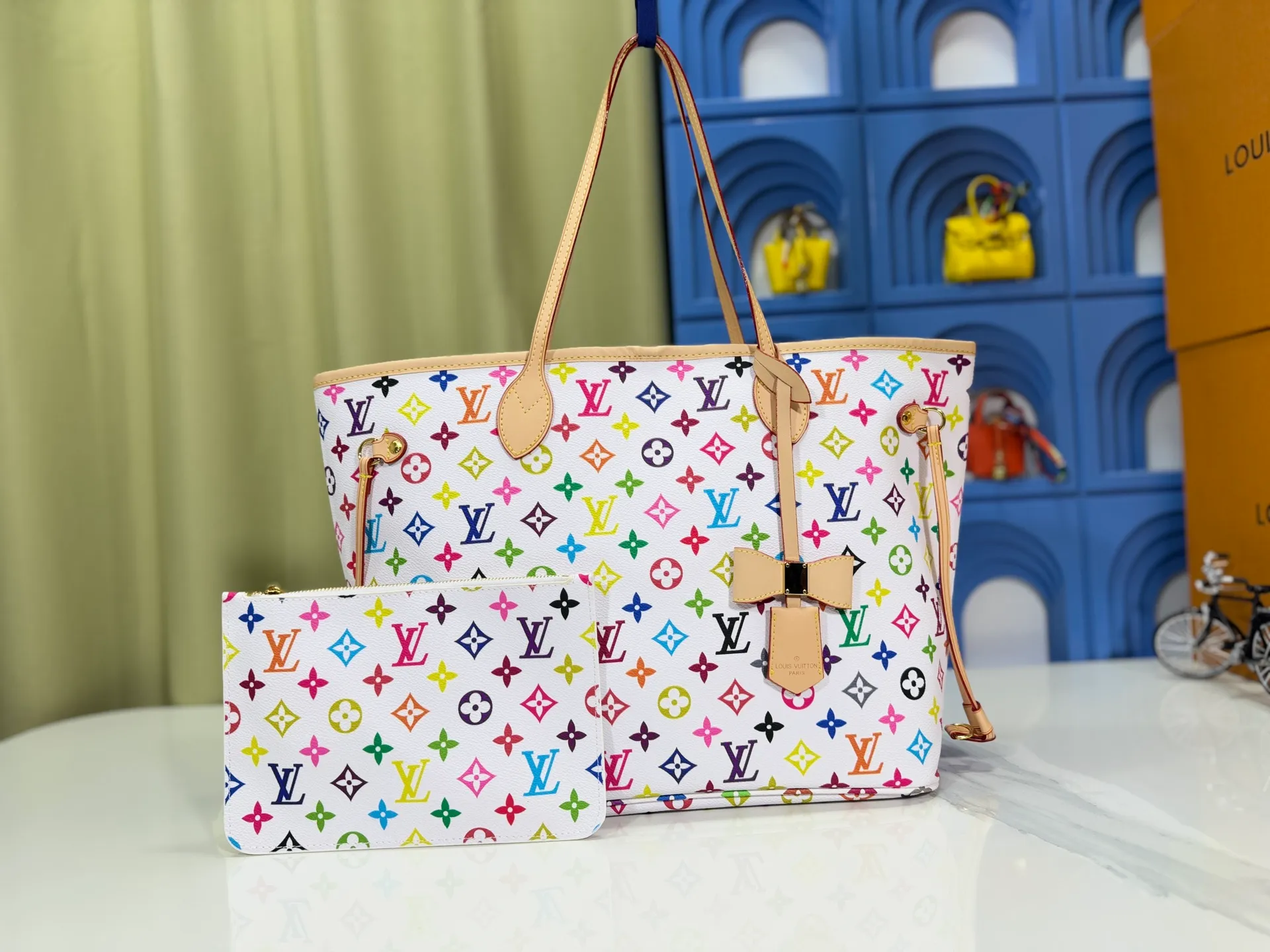 P260 Upgraded original M13675 M13271 M40995 This medium-sized Neverfull handbag is from the Louis Vuitton x Takashi Murakami reissue series. It uses Monogram canvas to create a spacious configuration, and then uses the smart Monogram floral pattern to interpret the artist's "ultra-flat" aesthetic style. Cowhide leather outlines the upper edge, handles and side straps, while the fabric lining incorporates colorful stripes. An interior zip pocket and a removable storage bag complete the functional design. Dimensions: 31.0 x 28.0 x 14.0 cm (length x height x width)