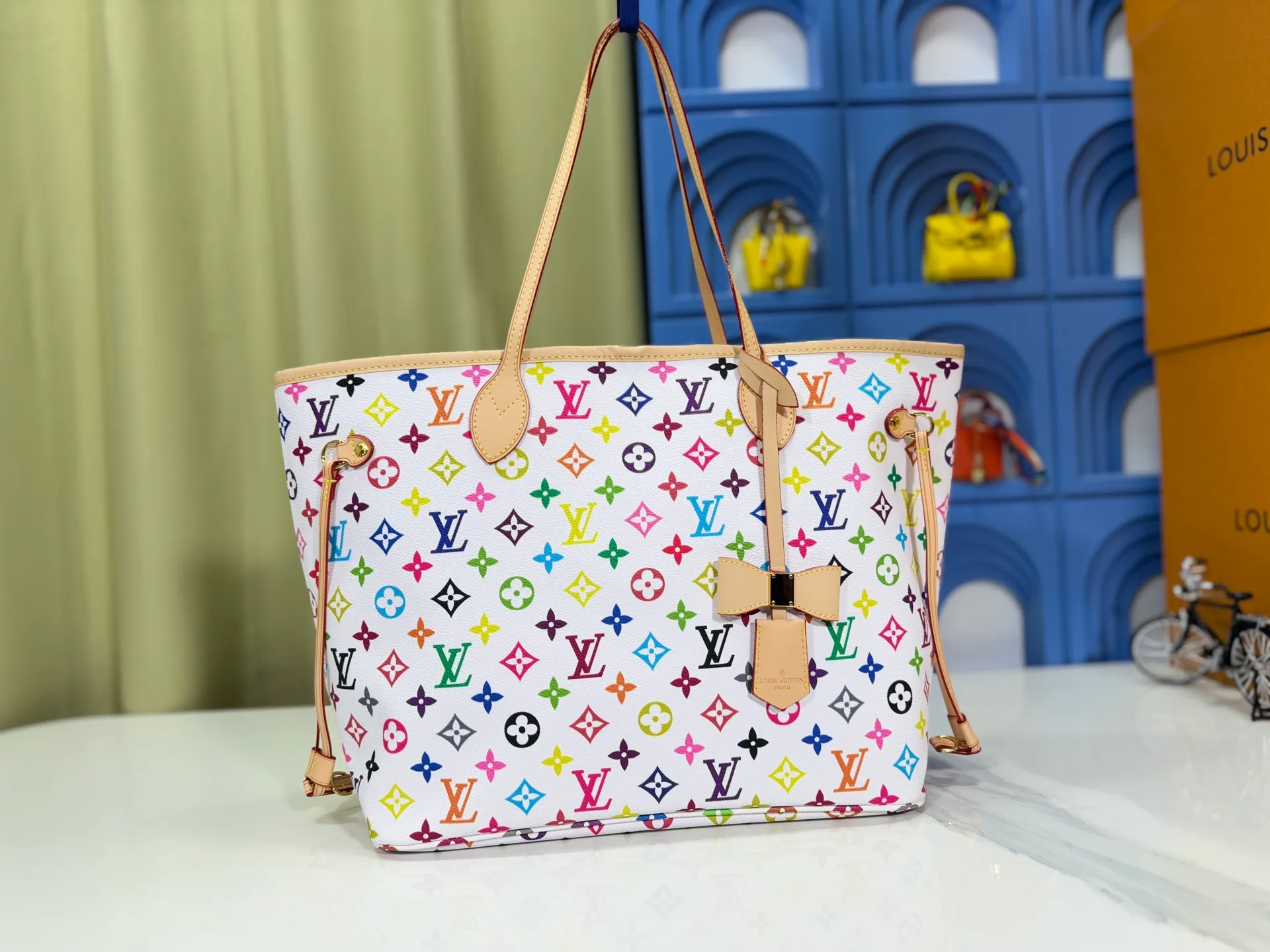P260 Upgraded original M13675 M13271 M40995 This medium-sized Neverfull handbag is from the Louis Vuitton x Takashi Murakami reissue series. It uses Monogram canvas to create a spacious configuration, and then uses the smart Monogram floral pattern to interpret the artist's "ultra-flat" aesthetic style. Cowhide leather outlines the upper edge, handles and side straps, while the fabric lining incorporates colorful stripes. An interior zip pocket and a removable storage bag complete the functional design. Dimensions: 31.0 x 28.0 x 14.0 cm (length x height x width)