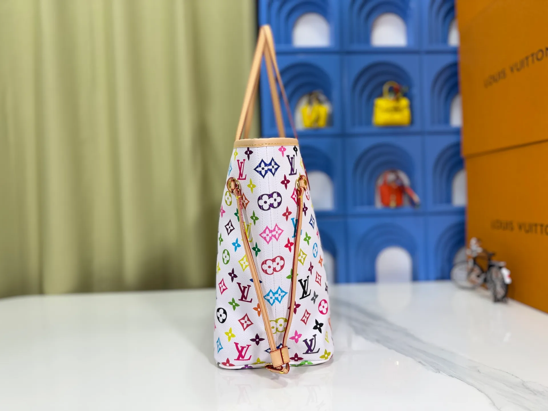 P260 Upgraded original M13675 M13271 M40995 This medium-sized Neverfull handbag is from the Louis Vuitton x Takashi Murakami reissue series. It uses Monogram canvas to create a spacious configuration, and then uses the smart Monogram floral pattern to interpret the artist's "ultra-flat" aesthetic style. Cowhide leather outlines the upper edge, handles and side straps, while the fabric lining incorporates colorful stripes. An interior zip pocket and a removable storage bag complete the functional design. Dimensions: 31.0 x 28.0 x 14.0 cm (length x height x width)