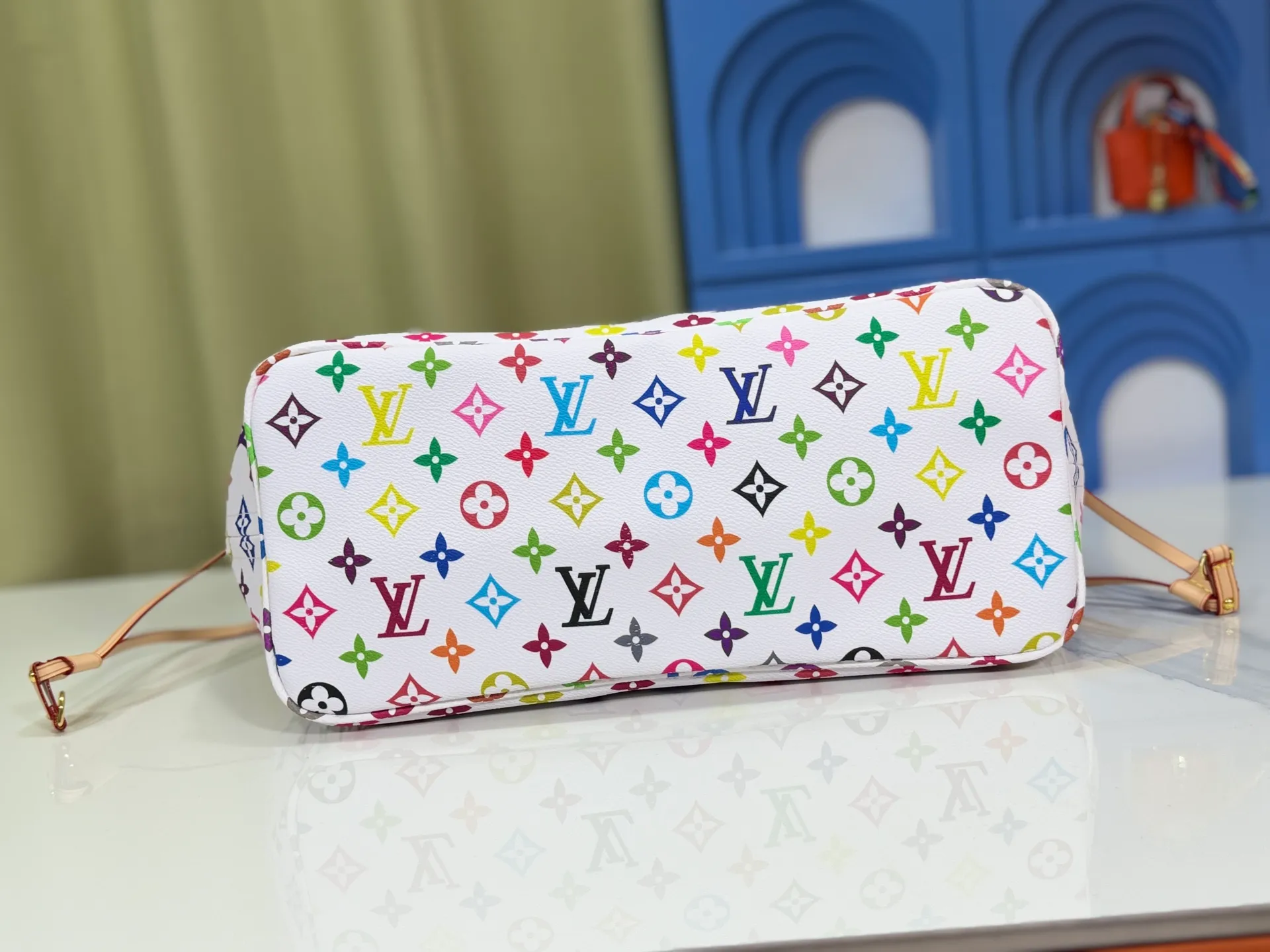 P260 Upgraded original M13675 M13271 M40995 This medium-sized Neverfull handbag is from the Louis Vuitton x Takashi Murakami reissue series. It uses Monogram canvas to create a spacious configuration, and then uses the smart Monogram floral pattern to interpret the artist's "ultra-flat" aesthetic style. Cowhide leather outlines the upper edge, handles and side straps, while the fabric lining incorporates colorful stripes. An interior zip pocket and a removable storage bag complete the functional design. Dimensions: 31.0 x 28.0 x 14.0 cm (length x height x width)