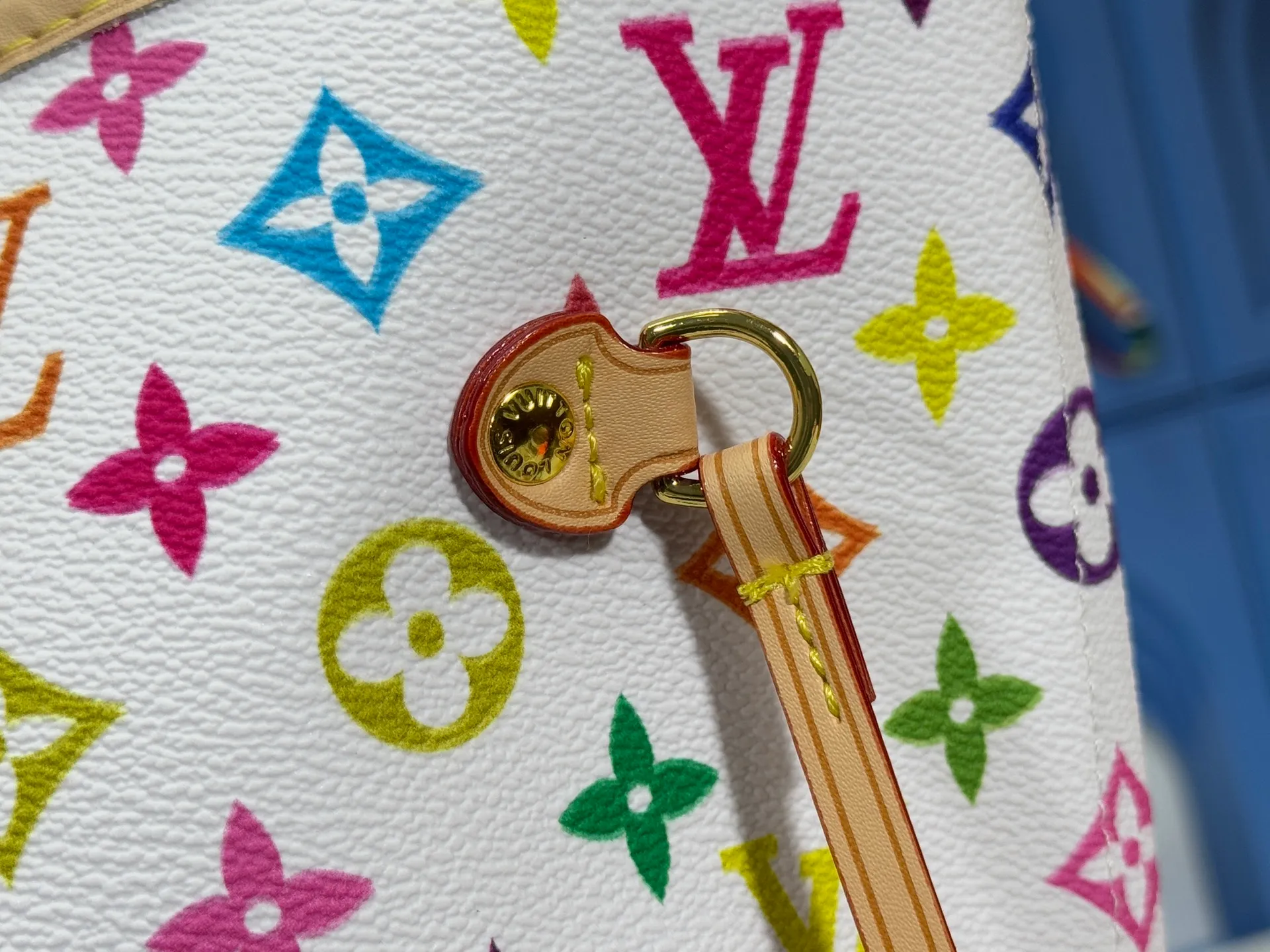 P260 Upgraded original M13675 M13271 M40995 This medium-sized Neverfull handbag is from the Louis Vuitton x Takashi Murakami reissue series. It uses Monogram canvas to create a spacious configuration, and then uses the smart Monogram floral pattern to interpret the artist's "ultra-flat" aesthetic style. Cowhide leather outlines the upper edge, handles and side straps, while the fabric lining incorporates colorful stripes. An interior zip pocket and a removable storage bag complete the functional design. Dimensions: 31.0 x 28.0 x 14.0 cm (length x height x width)