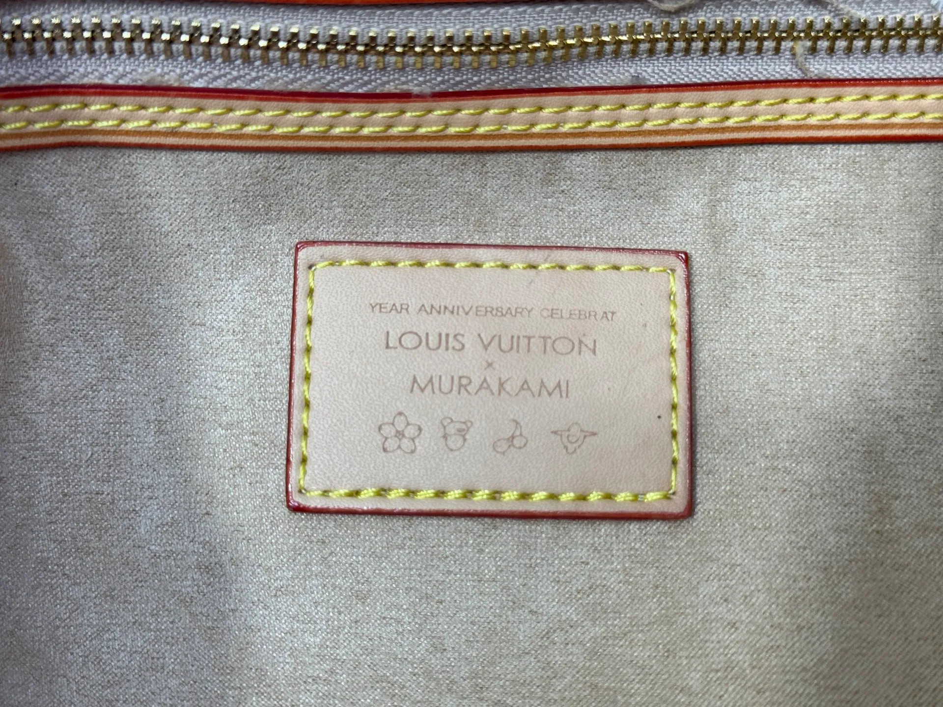 P260 Upgraded original M13675 M13271 M40995 This medium-sized Neverfull handbag is from the Louis Vuitton x Takashi Murakami reissue series. It uses Monogram canvas to create a spacious configuration, and then uses the smart Monogram floral pattern to interpret the artist's "ultra-flat" aesthetic style. Cowhide leather outlines the upper edge, handles and side straps, while the fabric lining incorporates colorful stripes. An interior zip pocket and a removable storage bag complete the functional design. Dimensions: 31.0 x 28.0 x 14.0 cm (length x height x width)