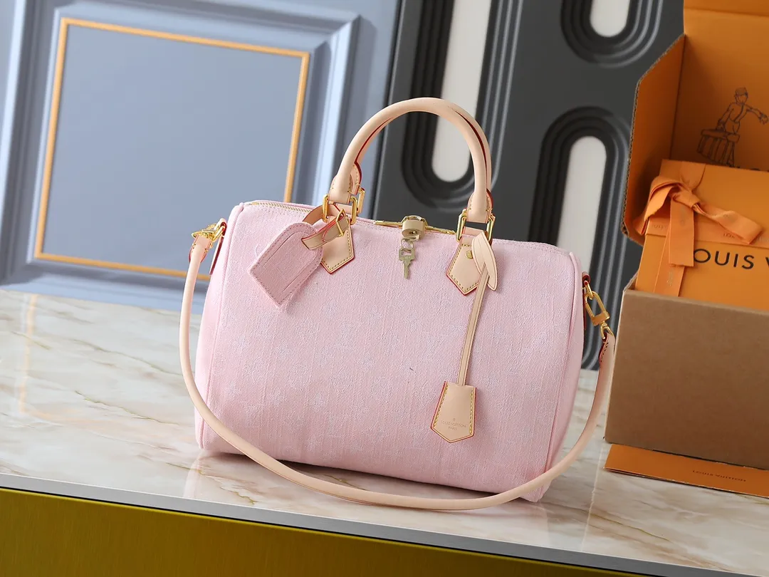💰280💰Upgraded from the original M13344 M40391. This Speedy Soft 30 handbag relies on Louis Vuitton's exquisite bleaching process to trace the Monogram Denim pattern born in 2005 on the cotton surface, and then uses leather trim and shiny metal parts to highlight the details. The key pouch and detachable name tag pay homage to the brand's trunk-making heritage, while the detachable Toron handle makes it comfortable to carry on the shoulder. Dimensions: 30.0 x 21.0 x 17.0 cm (length x height x width)