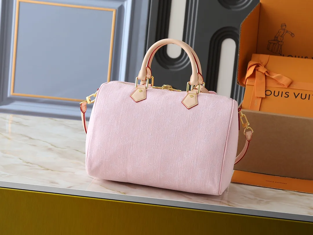 💰280💰Upgraded from the original M13344 M40391. This Speedy Soft 30 handbag relies on Louis Vuitton's exquisite bleaching process to trace the Monogram Denim pattern born in 2005 on the cotton surface, and then uses leather trim and shiny metal parts to highlight the details. The key pouch and detachable name tag pay homage to the brand's trunk-making heritage, while the detachable Toron handle makes it comfortable to carry on the shoulder. Dimensions: 30.0 x 21.0 x 17.0 cm (length x height x width)
