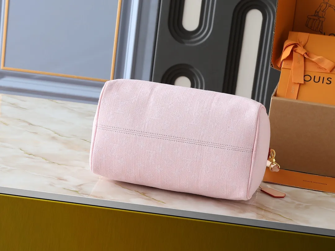 💰280💰Upgraded from the original M13344 M40391. This Speedy Soft 30 handbag relies on Louis Vuitton's exquisite bleaching process to trace the Monogram Denim pattern born in 2005 on the cotton surface, and then uses leather trim and shiny metal parts to highlight the details. The key pouch and detachable name tag pay homage to the brand's trunk-making heritage, while the detachable Toron handle makes it comfortable to carry on the shoulder. Dimensions: 30.0 x 21.0 x 17.0 cm (length x height x width)