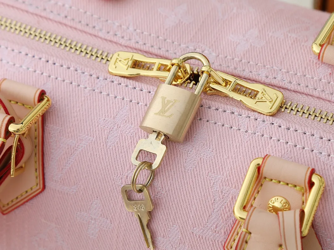 💰280💰Upgraded from the original M13344 M40391. This Speedy Soft 30 handbag relies on Louis Vuitton's exquisite bleaching process to trace the Monogram Denim pattern born in 2005 on the cotton surface, and then uses leather trim and shiny metal parts to highlight the details. The key pouch and detachable name tag pay homage to the brand's trunk-making heritage, while the detachable Toron handle makes it comfortable to carry on the shoulder. Dimensions: 30.0 x 21.0 x 17.0 cm (length x height x width)