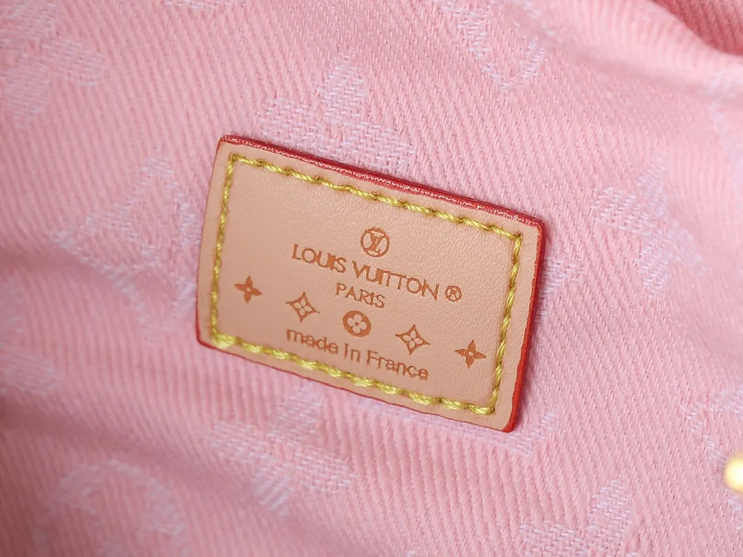 💰280💰Upgraded from the original M13344 M40391. This Speedy Soft 30 handbag relies on Louis Vuitton's exquisite bleaching process to trace the Monogram Denim pattern born in 2005 on the cotton surface, and then uses leather trim and shiny metal parts to highlight the details. The key pouch and detachable name tag pay homage to the brand's trunk-making heritage, while the detachable Toron handle makes it comfortable to carry on the shoulder. Dimensions: 30.0 x 21.0 x 17.0 cm (length x height x width)
