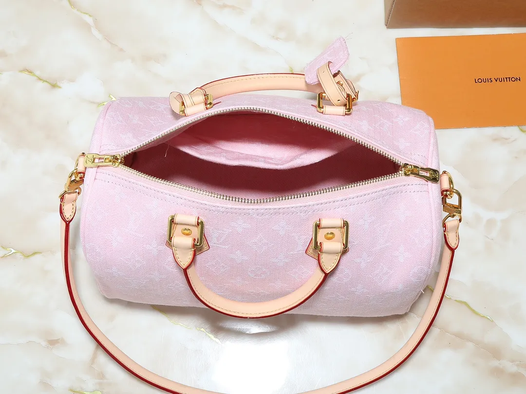 💰280💰Upgraded from the original M13344 M40391. This Speedy Soft 30 handbag relies on Louis Vuitton's exquisite bleaching process to trace the Monogram Denim pattern born in 2005 on the cotton surface, and then uses leather trim and shiny metal parts to highlight the details. The key pouch and detachable name tag pay homage to the brand's trunk-making heritage, while the detachable Toron handle makes it comfortable to carry on the shoulder. Dimensions: 30.0 x 21.0 x 17.0 cm (length x height x width)