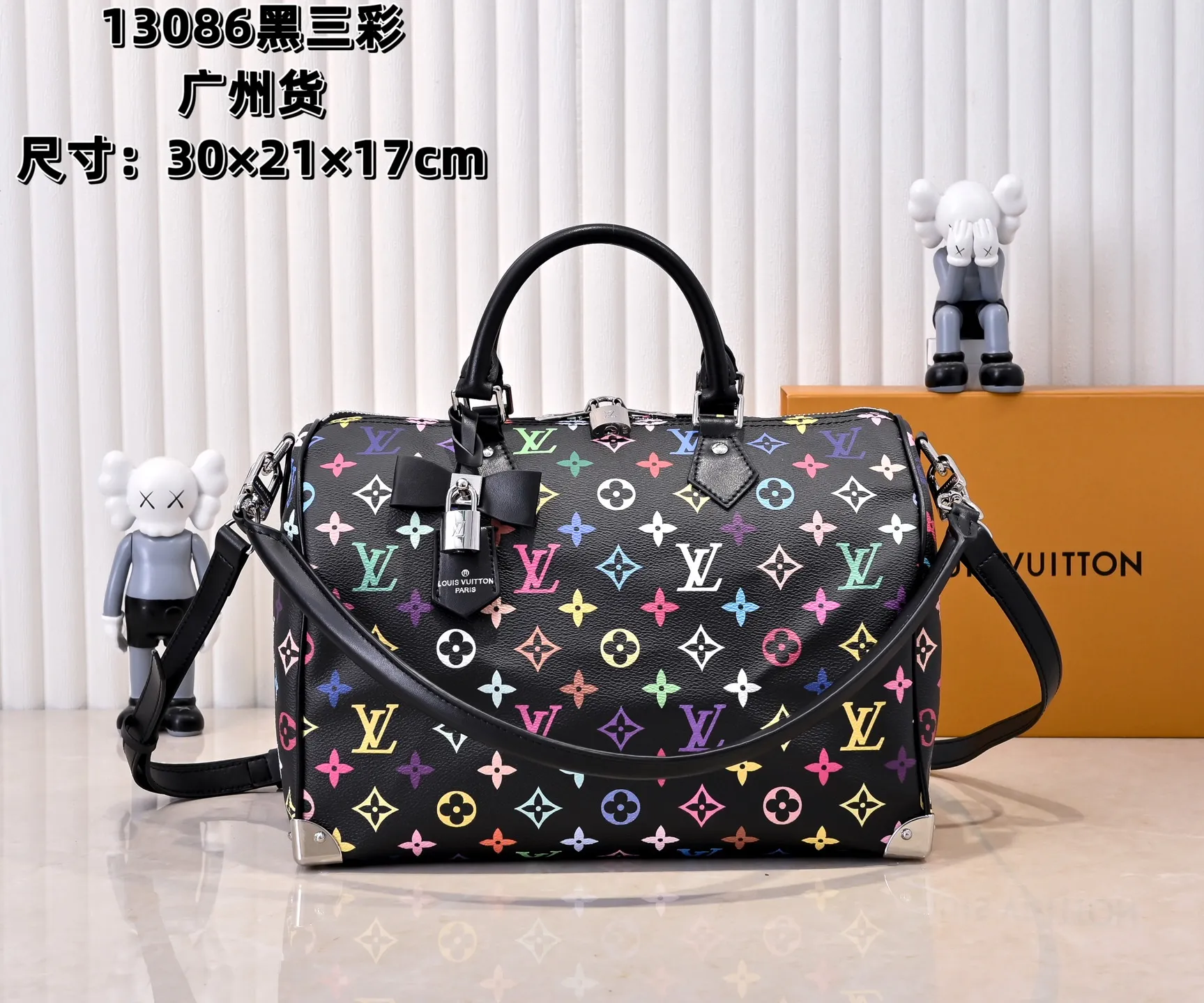 Batch 💰340 Guangzhou goods Model number: M13086 40390 White tricolor Black tricolor Presbyopia This Speedy Bandoulière 30 handbag uses the classic Monogram pattern to render the bright colors of Japanese artist Takashi Murakami. Together with the bow-shaped key bag, it highlights the smart style of the Louis Vuitton x Murakami collaboration series. The Toron handle and detachable and adjustable shoulder strap are fashioned from cow leather, and the dazzling padlock and corners reference the brand's luggage elements. 30 cm