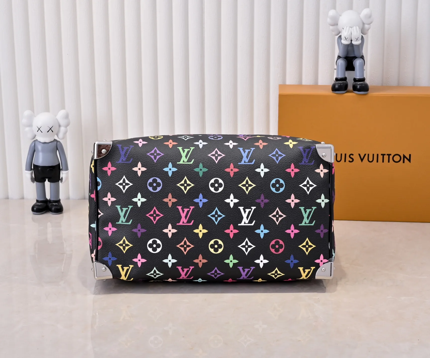 Batch 💰340 Guangzhou goods Model number: M13086 40390 White tricolor Black tricolor Presbyopia This Speedy Bandoulière 30 handbag uses the classic Monogram pattern to render the bright colors of Japanese artist Takashi Murakami. Together with the bow-shaped key bag, it highlights the smart style of the Louis Vuitton x Murakami collaboration series. The Toron handle and detachable and adjustable shoulder strap are fashioned from cow leather, and the dazzling padlock and corners reference the brand's luggage elements. 30 cm