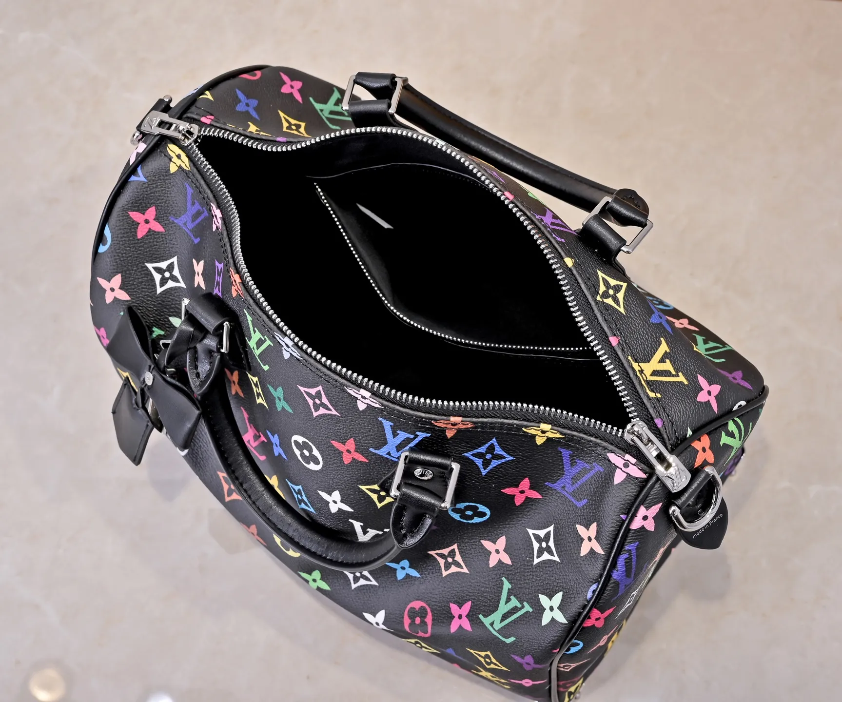 Batch 💰340 Guangzhou goods Model number: M13086 40390 White tricolor Black tricolor Presbyopia This Speedy Bandoulière 30 handbag uses the classic Monogram pattern to render the bright colors of Japanese artist Takashi Murakami. Together with the bow-shaped key bag, it highlights the smart style of the Louis Vuitton x Murakami collaboration series. The Toron handle and detachable and adjustable shoulder strap are fashioned from cow leather, and the dazzling padlock and corners reference the brand's luggage elements. 30 cm