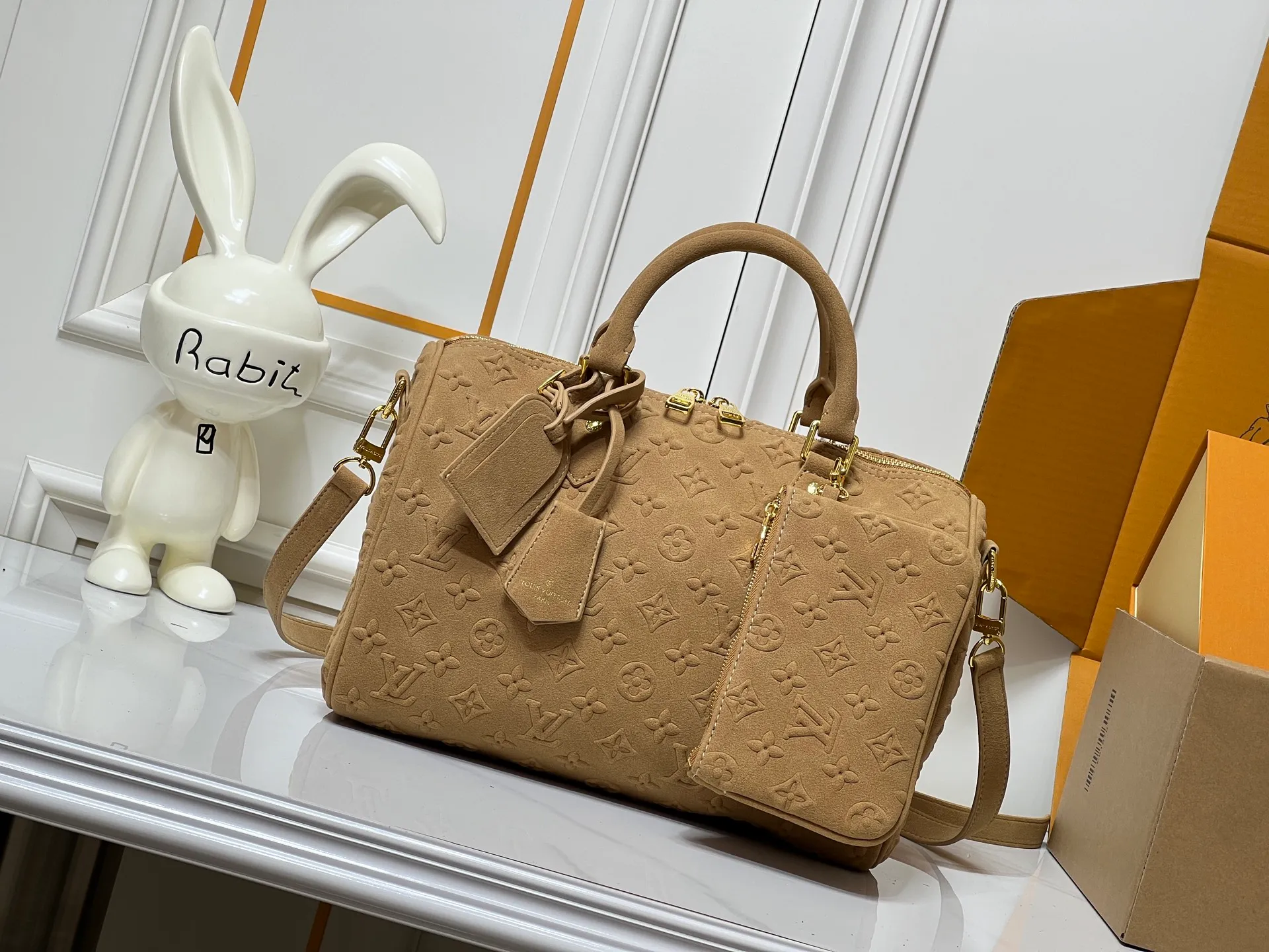Batch 300💰M15225 M22853 M13344 Speedy Bandoulière 30 handbag Louis Vuitton's updated version of the classic Speedy series, crafted from gray embossed leather, fully engraved with the brand's iconic Monogram pattern, fully demonstrating the brand's heritage in texture. Equipped with golden metal accessories, it has a delicate handle and an adjustable shoulder strap, so it can be carried elegantly by hand or worn casually across the body. Built-in detachable coin purse blends practicality and design. From daily commuting to leisure travel, it combines classic bag shapes with modern materials to interpret the balance of French elegance and pragmatism. It is a fashionable item that highlights your individual taste. Dimensions: 30x18x17 cm