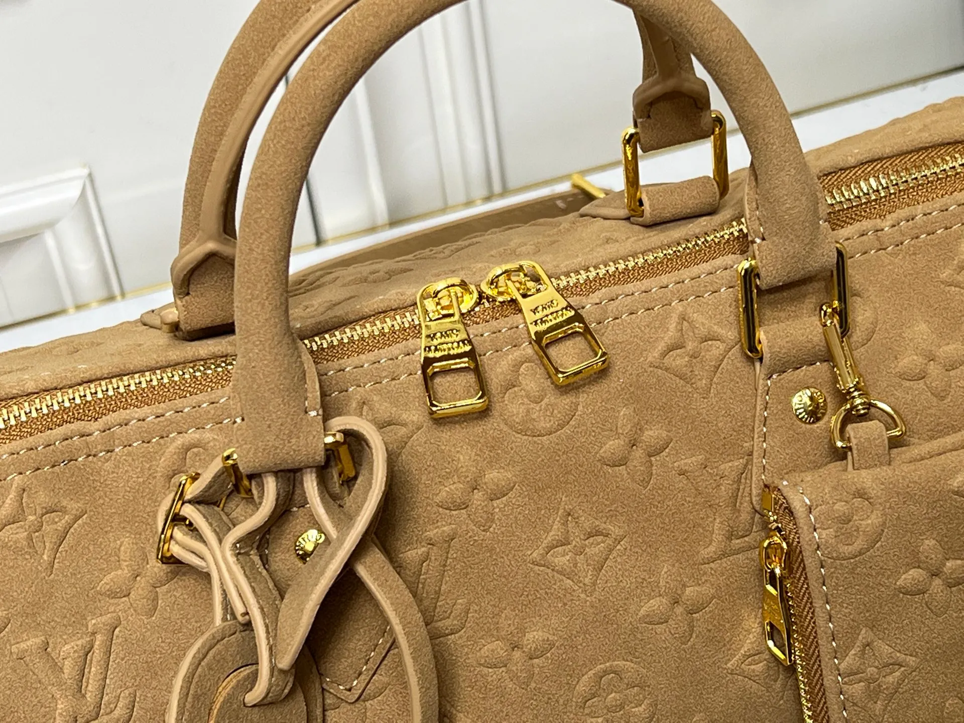 Batch 300💰M15225 M22853 M13344 Speedy Bandoulière 30 handbag Louis Vuitton's updated version of the classic Speedy series, crafted from gray embossed leather, fully engraved with the brand's iconic Monogram pattern, fully demonstrating the brand's heritage in texture. Equipped with golden metal accessories, it has a delicate handle and an adjustable shoulder strap, so it can be carried elegantly by hand or worn casually across the body. Built-in detachable coin purse blends practicality and design. From daily commuting to leisure travel, it combines classic bag shapes with modern materials to interpret the balance of French elegance and pragmatism. It is a fashionable item that highlights your individual taste. Dimensions: 30x18x17 cm