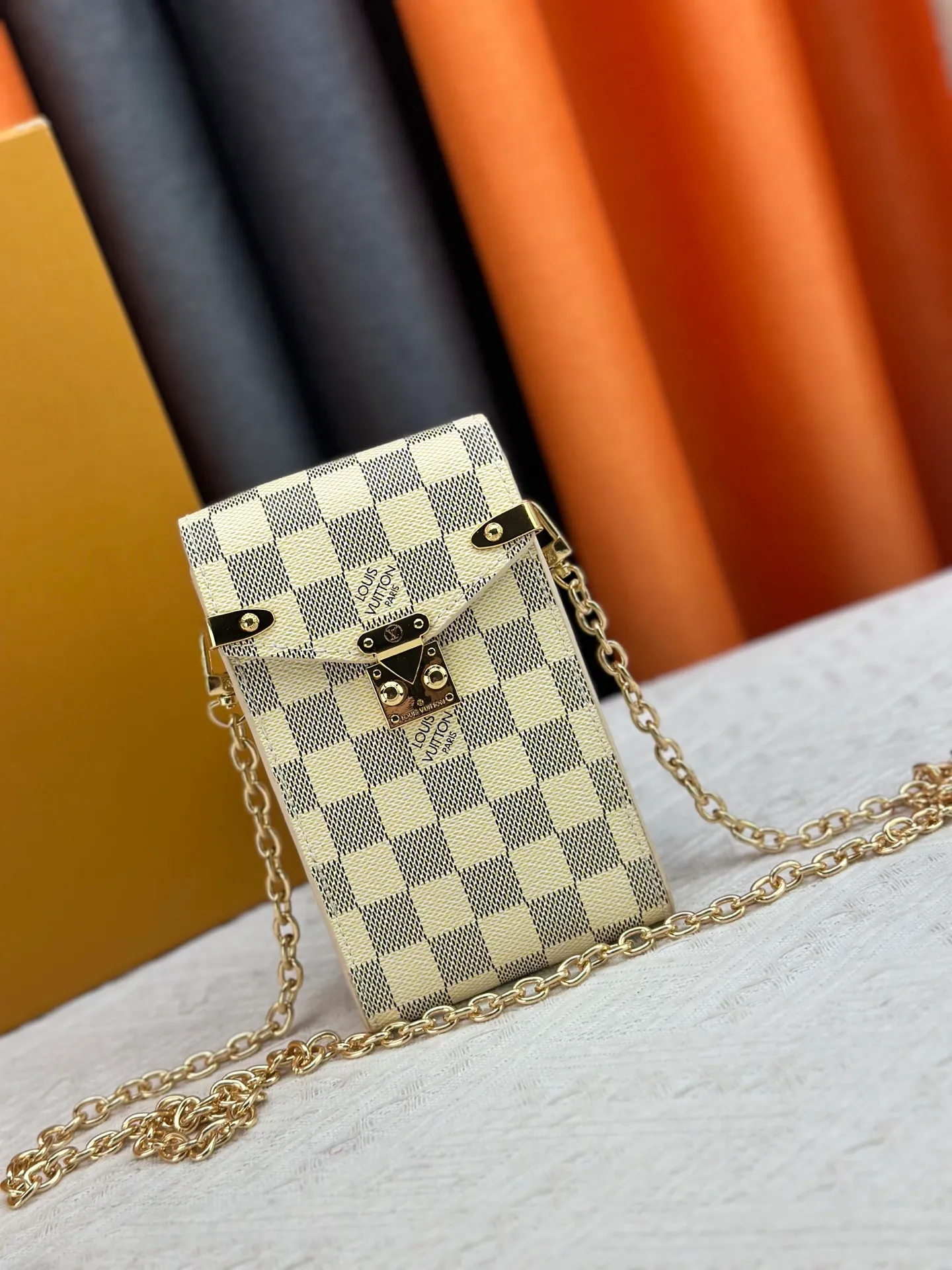 P220 upgraded version [Official latest model] [Real shot] M13572 This Métis mobile phone bag M82465 camera bag takes inspiration from Louis Vuitton's classic luggage and uses a whole piece of Monogram canvas to cut out an exquisite configuration. The S-lock clasp and metal corners speak of the brand's long tradition of boxmaking. Attach the removable chain to instantly be hands-free. Dimensions: 10.4 x 17.5 x 4.0 cm (length x height x width)