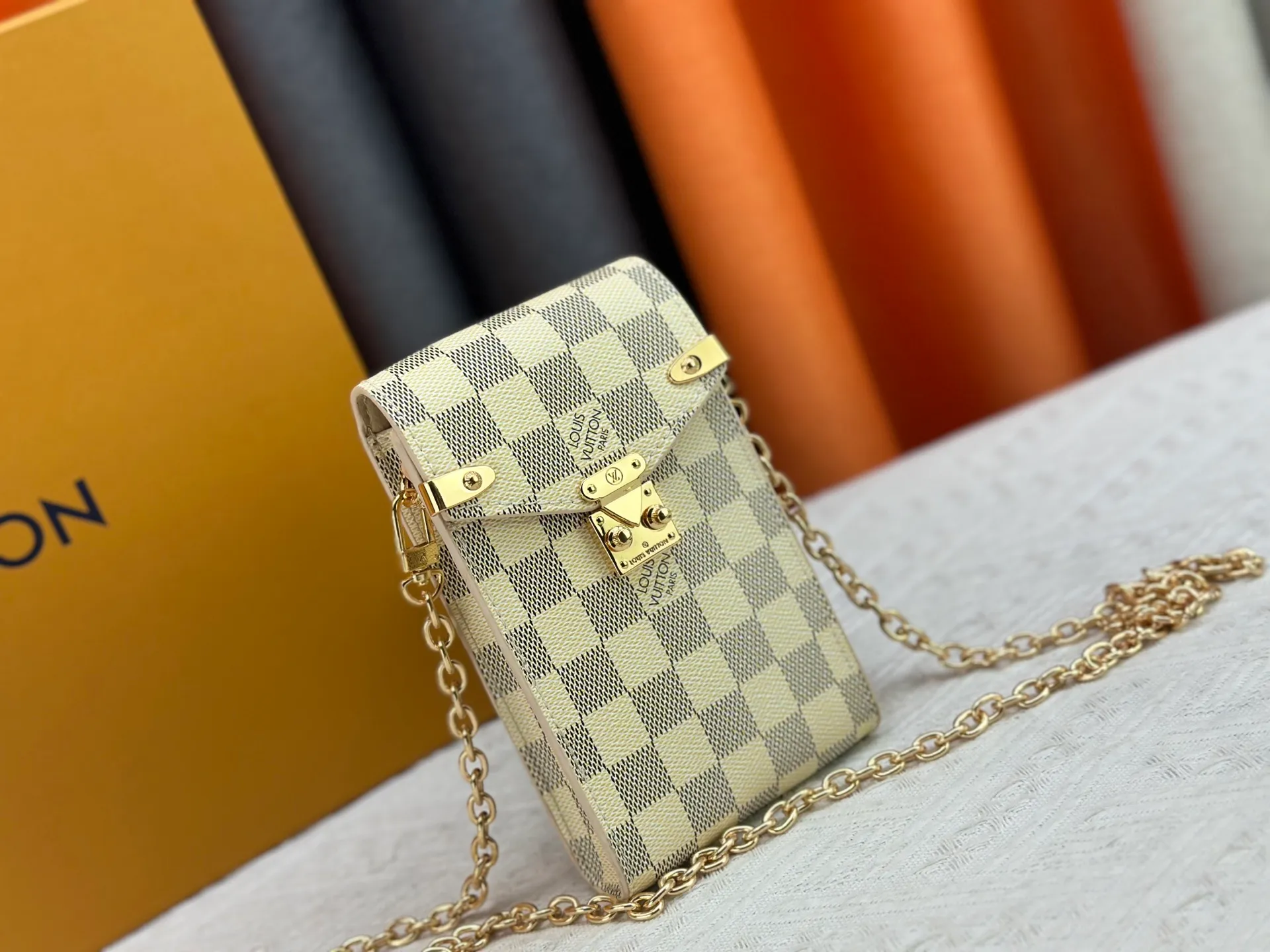 P220 upgraded version [Official latest model] [Real shot] M13572 This Métis mobile phone bag M82465 camera bag takes inspiration from Louis Vuitton's classic luggage and uses a whole piece of Monogram canvas to cut out an exquisite configuration. The S-lock clasp and metal corners speak of the brand's long tradition of boxmaking. Attach the removable chain to instantly be hands-free. Dimensions: 10.4 x 17.5 x 4.0 cm (length x height x width)