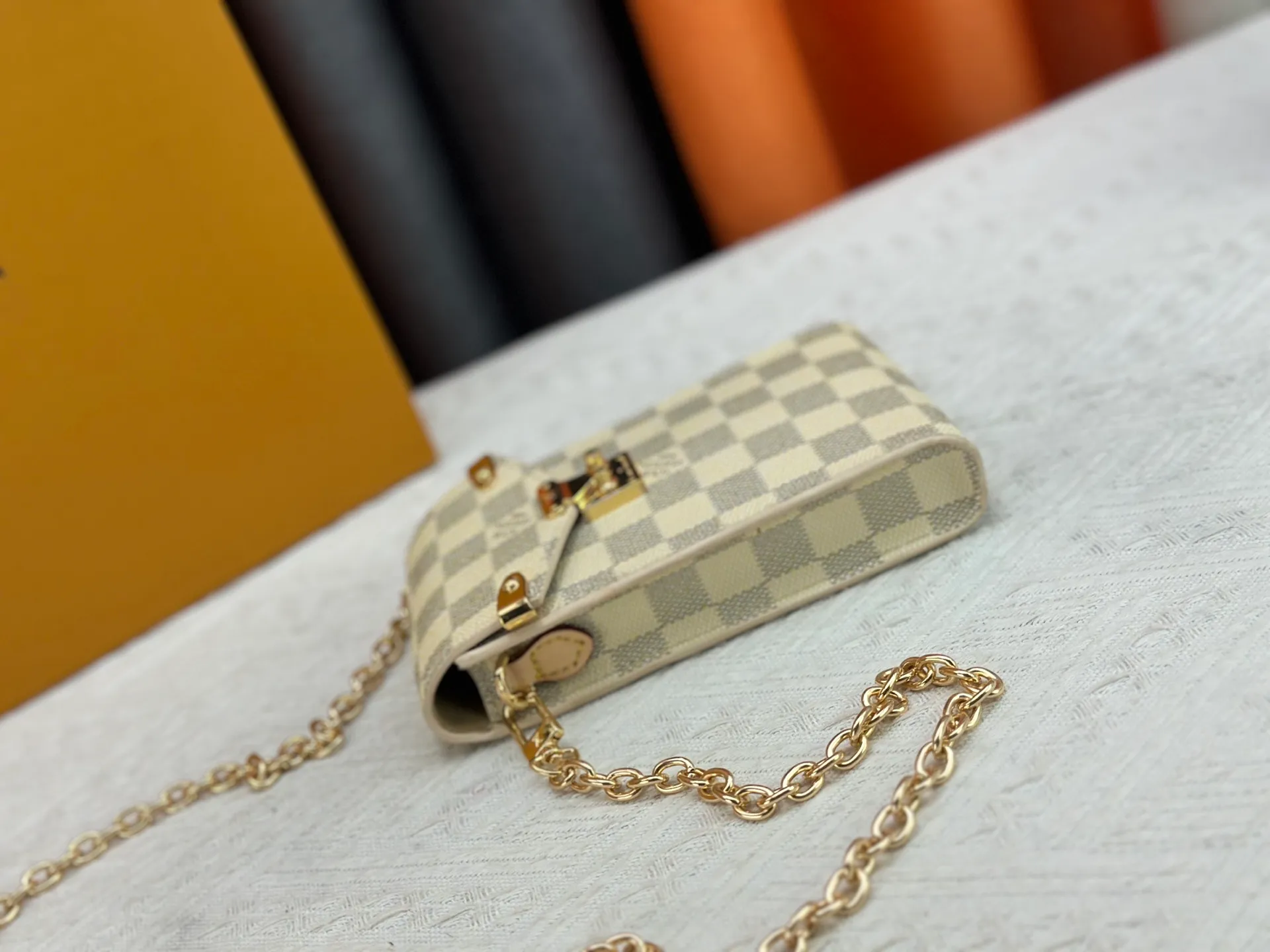 P220 upgraded version [Official latest model] [Real shot] M13572 This Métis mobile phone bag M82465 camera bag takes inspiration from Louis Vuitton's classic luggage and uses a whole piece of Monogram canvas to cut out an exquisite configuration. The S-lock clasp and metal corners speak of the brand's long tradition of boxmaking. Attach the removable chain to instantly be hands-free. Dimensions: 10.4 x 17.5 x 4.0 cm (length x height x width)