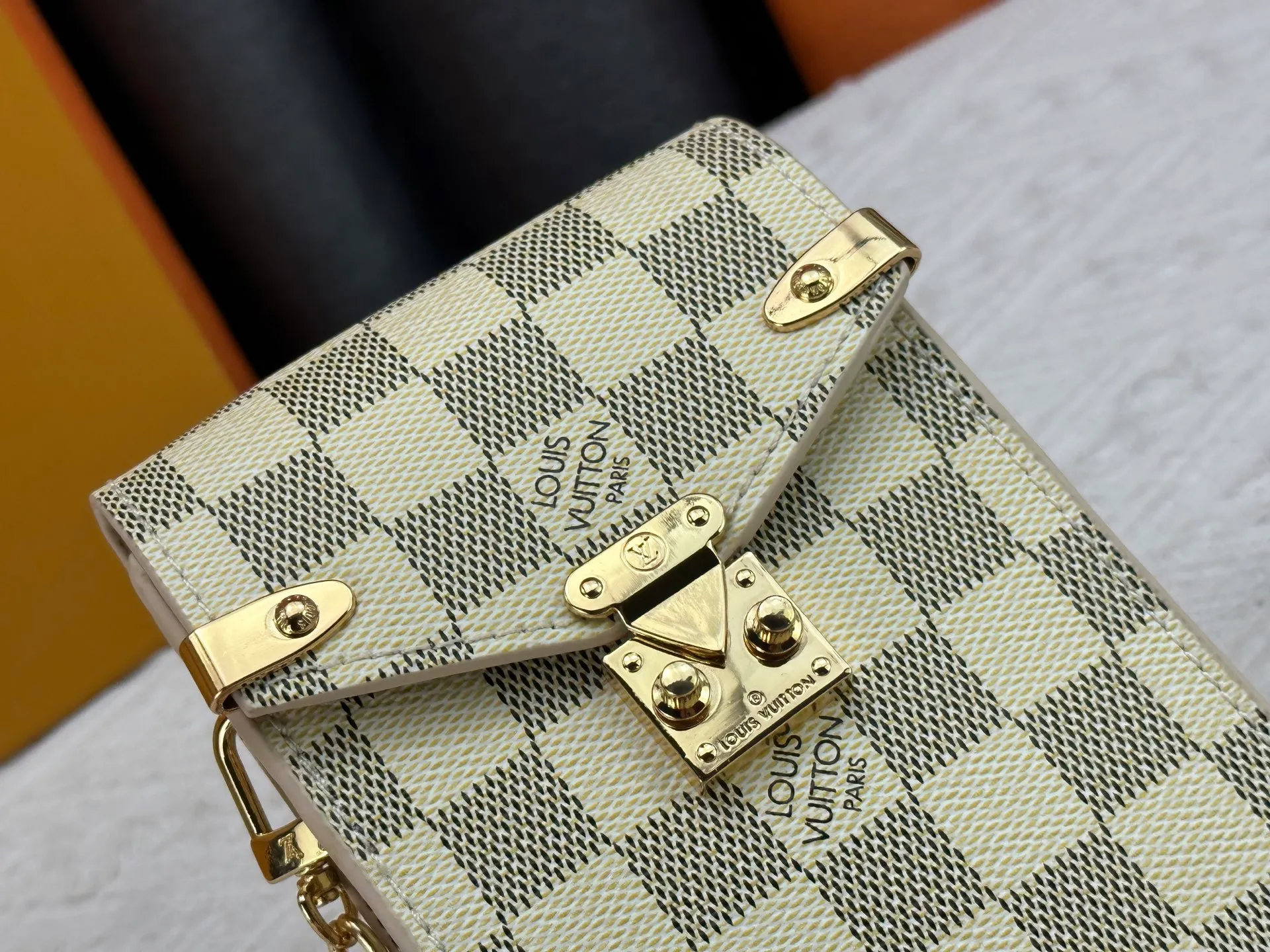 P220 upgraded version [Official latest model] [Real shot] M13572 This Métis mobile phone bag M82465 camera bag takes inspiration from Louis Vuitton's classic luggage and uses a whole piece of Monogram canvas to cut out an exquisite configuration. The S-lock clasp and metal corners speak of the brand's long tradition of boxmaking. Attach the removable chain to instantly be hands-free. Dimensions: 10.4 x 17.5 x 4.0 cm (length x height x width)