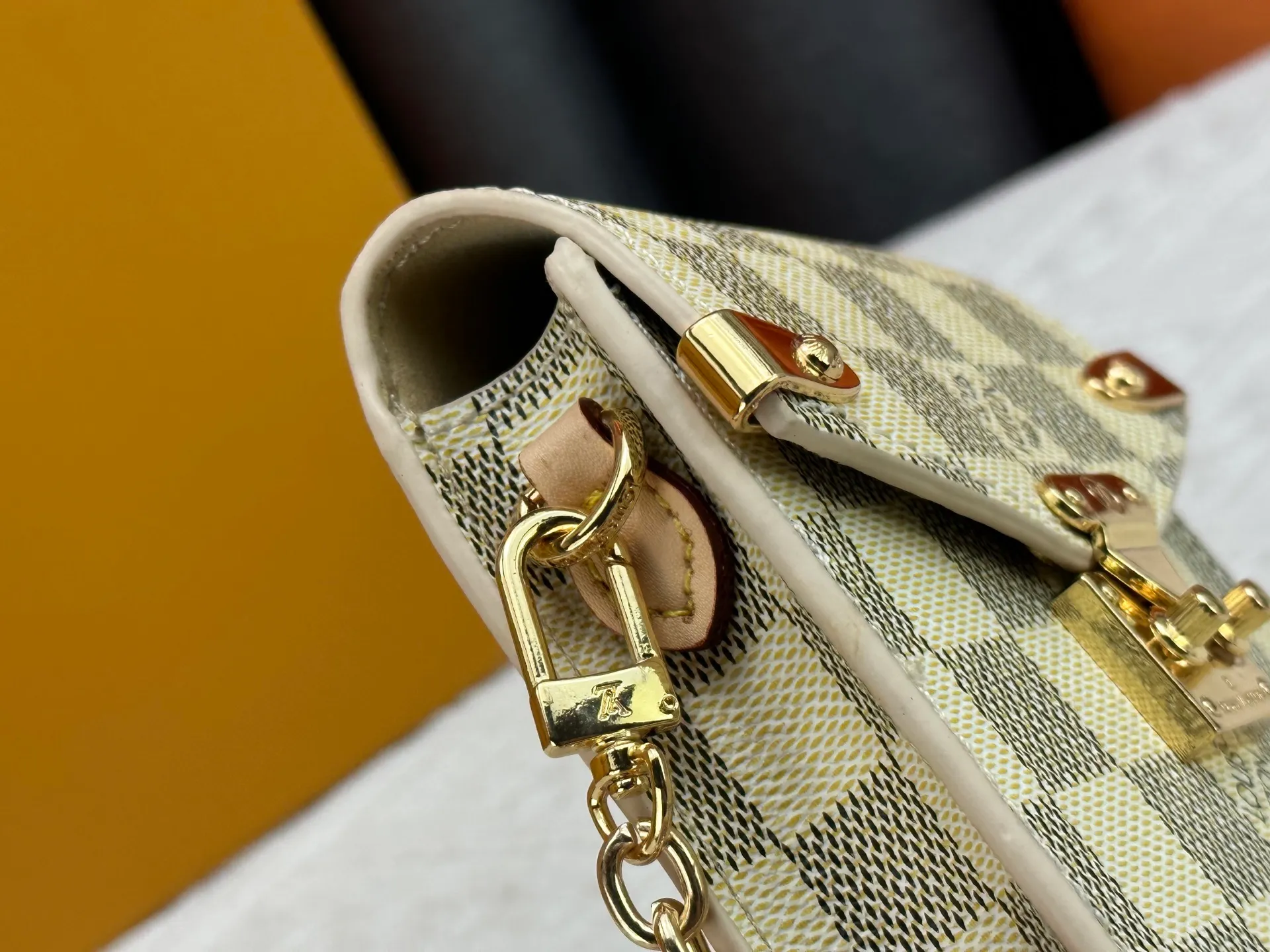 P220 upgraded version [Official latest model] [Real shot] M13572 This Métis mobile phone bag M82465 camera bag takes inspiration from Louis Vuitton's classic luggage and uses a whole piece of Monogram canvas to cut out an exquisite configuration. The S-lock clasp and metal corners speak of the brand's long tradition of boxmaking. Attach the removable chain to instantly be hands-free. Dimensions: 10.4 x 17.5 x 4.0 cm (length x height x width)