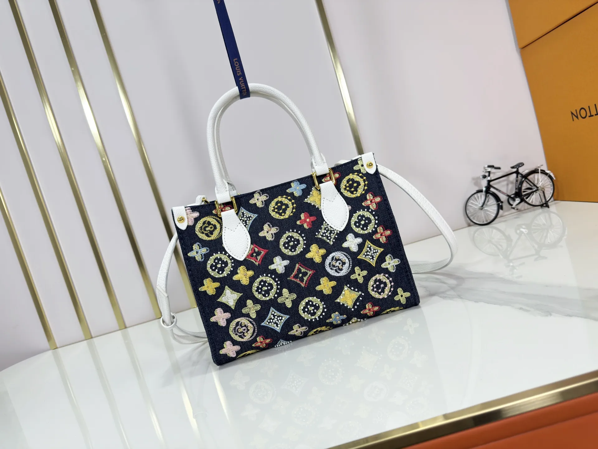 P300 Upgraded original version 🔥New embroidery🔥M45659 M46373 M44571 This OnTheGo small handbag is made of Monogram and Monogram Reverse canvas, with the Monogram Giant pattern embellished on it. The Toron handle and the jacquard textured shoulder strap decorated with the brand's logo create a visual contrast, and the detachable coin bag is suitable for storing change or small items. It combines fashionable charm with various functions, making it a good daily companion. 25.0 x 19.0 x 11.5 cm (length x height x width)
