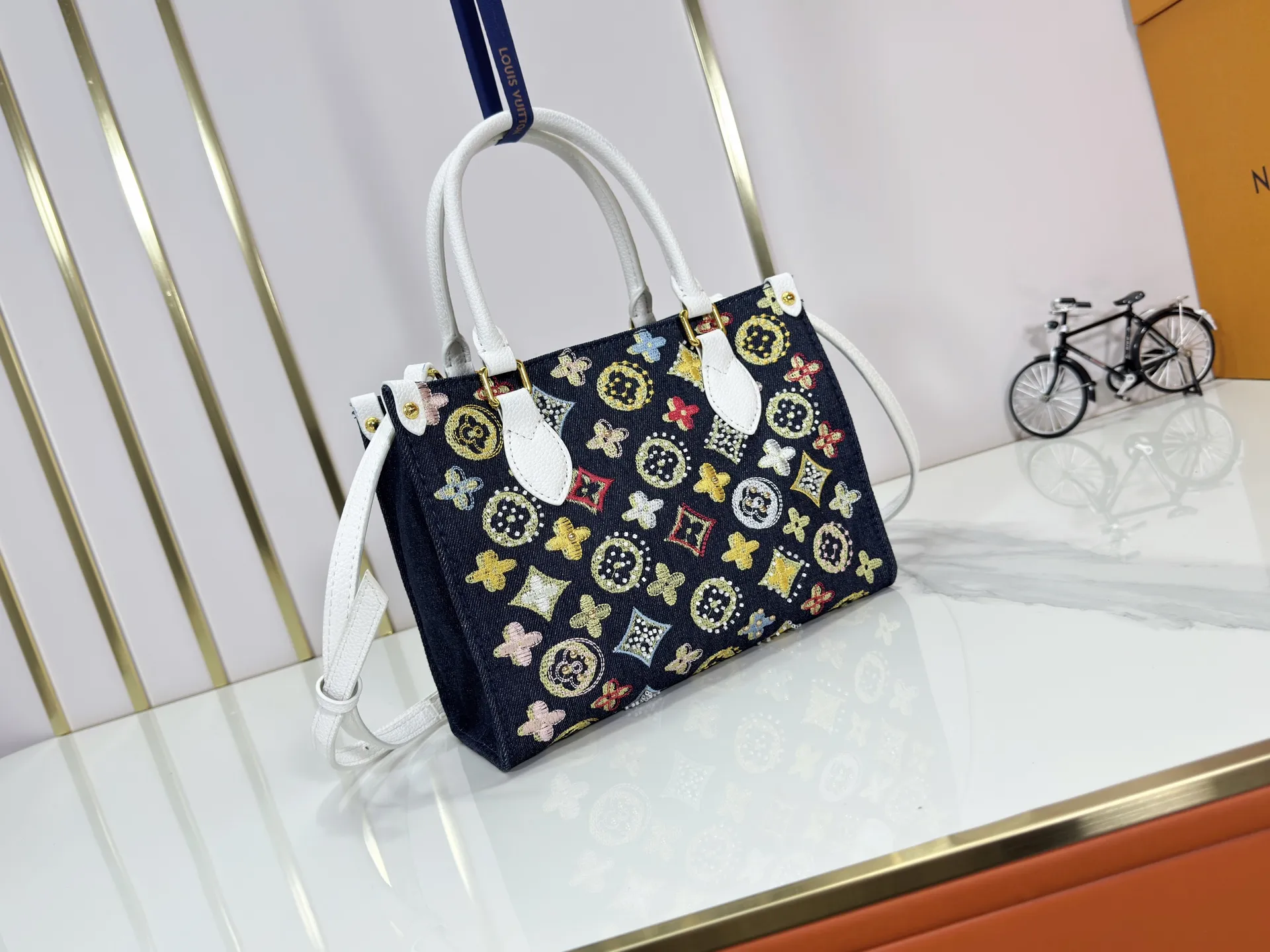P300 Upgraded original version 🔥New embroidery🔥M45659 M46373 M44571 This OnTheGo small handbag is made of Monogram and Monogram Reverse canvas, with the Monogram Giant pattern embellished on it. The Toron handle and the jacquard textured shoulder strap decorated with the brand's logo create a visual contrast, and the detachable coin bag is suitable for storing change or small items. It combines fashionable charm with various functions, making it a good daily companion. 25.0 x 19.0 x 11.5 cm (length x height x width)
