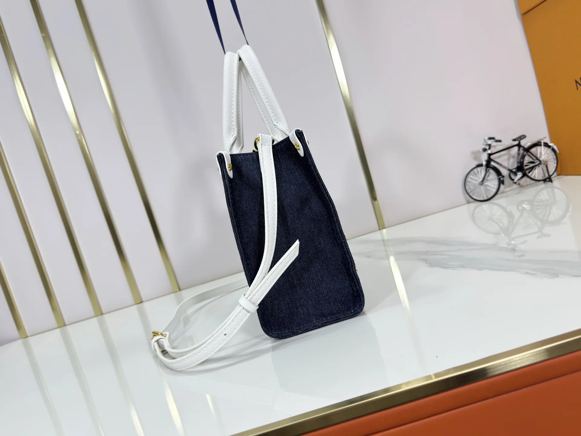 P300 Upgraded original version 🔥New embroidery🔥M45659 M46373 M44571 This OnTheGo small handbag is made of Monogram and Monogram Reverse canvas, with the Monogram Giant pattern embellished on it. The Toron handle and the jacquard textured shoulder strap decorated with the brand's logo create a visual contrast, and the detachable coin bag is suitable for storing change or small items. It combines fashionable charm with various functions, making it a good daily companion. 25.0 x 19.0 x 11.5 cm (length x height x width)