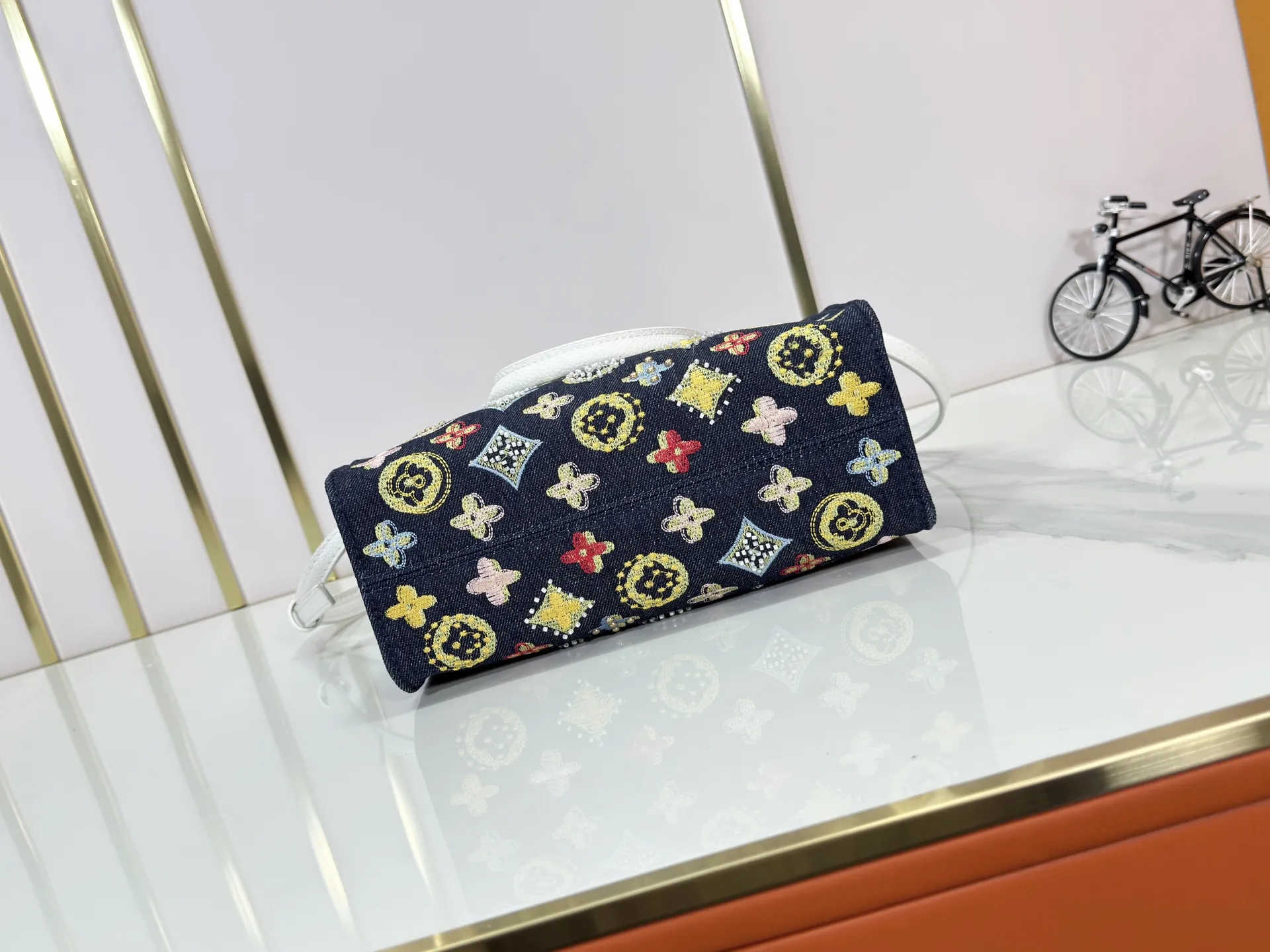 P300 Upgraded original version 🔥New embroidery🔥M45659 M46373 M44571 This OnTheGo small handbag is made of Monogram and Monogram Reverse canvas, with the Monogram Giant pattern embellished on it. The Toron handle and the jacquard textured shoulder strap decorated with the brand's logo create a visual contrast, and the detachable coin bag is suitable for storing change or small items. It combines fashionable charm with various functions, making it a good daily companion. 25.0 x 19.0 x 11.5 cm (length x height x width)