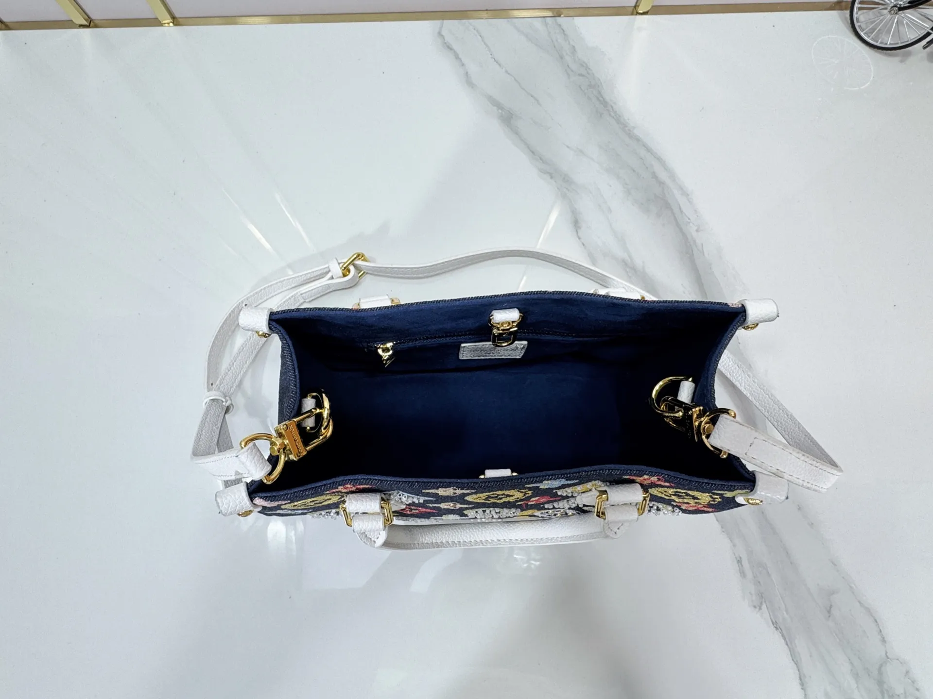 P300 Upgraded original version 🔥New embroidery🔥M45659 M46373 M44571 This OnTheGo small handbag is made of Monogram and Monogram Reverse canvas, with the Monogram Giant pattern embellished on it. The Toron handle and the jacquard textured shoulder strap decorated with the brand's logo create a visual contrast, and the detachable coin bag is suitable for storing change or small items. It combines fashionable charm with various functions, making it a good daily companion. 25.0 x 19.0 x 11.5 cm (length x height x width)
