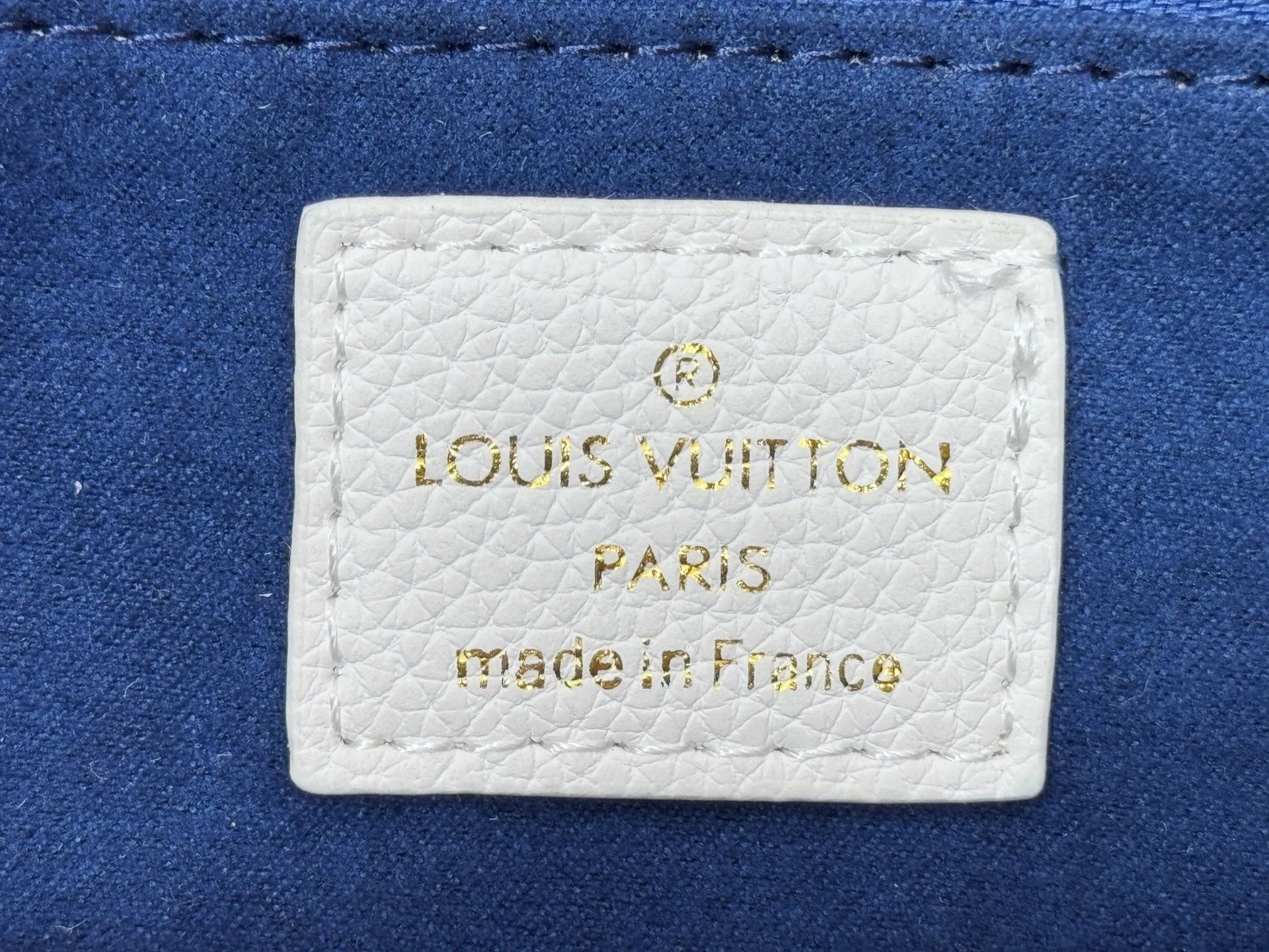 P300 Upgraded original version 🔥New embroidery🔥M45659 M46373 M44571 This OnTheGo small handbag is made of Monogram and Monogram Reverse canvas, with the Monogram Giant pattern embellished on it. The Toron handle and the jacquard textured shoulder strap decorated with the brand's logo create a visual contrast, and the detachable coin bag is suitable for storing change or small items. It combines fashionable charm with various functions, making it a good daily companion. 25.0 x 19.0 x 11.5 cm (length x height x width)