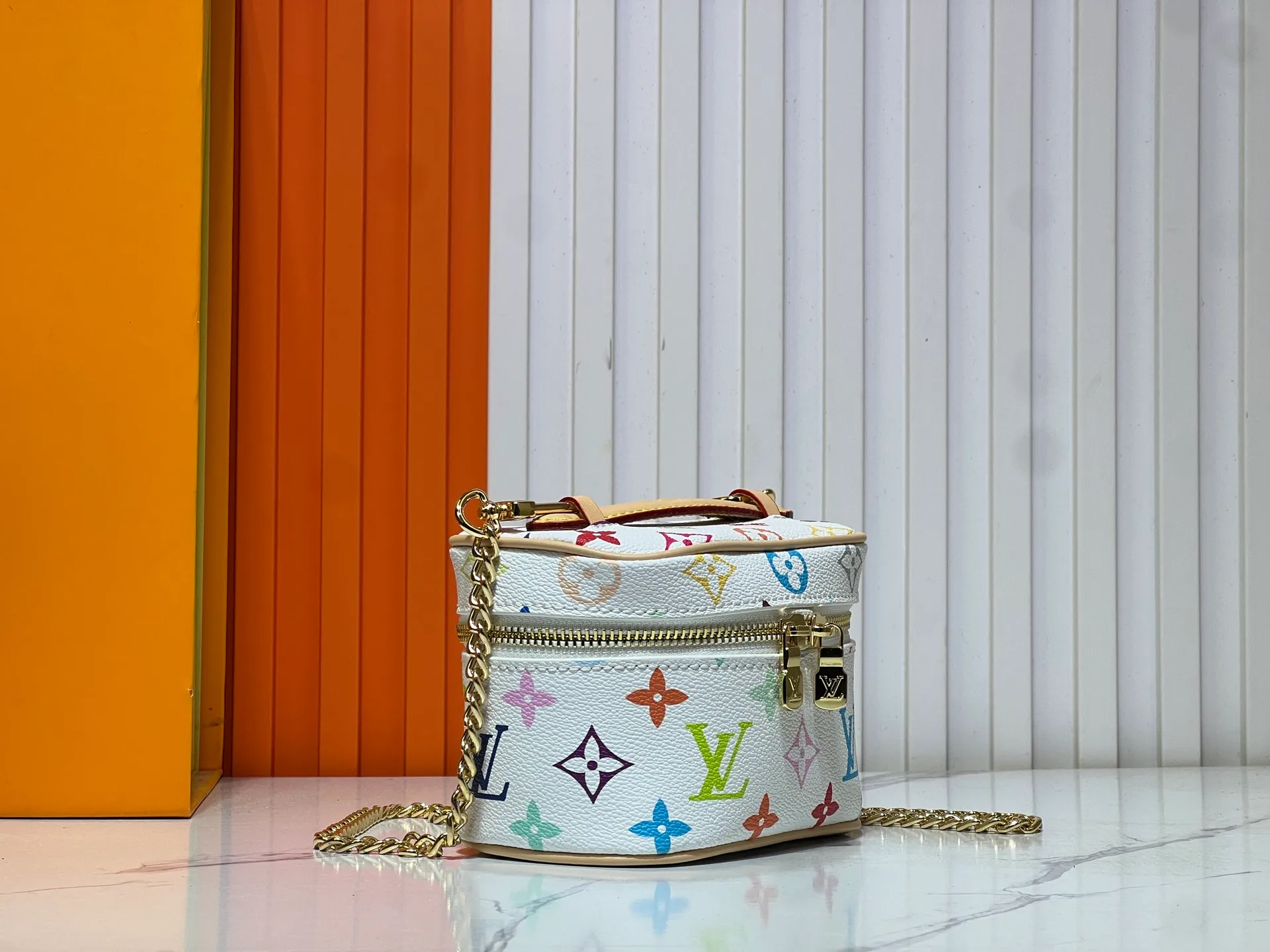 Batch 240💰 Upgraded original M13747 M44495 M42265 M44936 M42263 lv Murakami Nice mini Nano cosmetic bag with Monogram printing and 33 colorful colors. In 2025, Murakami and lv jointly launched the white and black tricolor twelve pieces, which are very popular around the world and are loved by celebrities and celebrities. Dimensions: 14 x 10.2 x 8.5 (LxHxW)