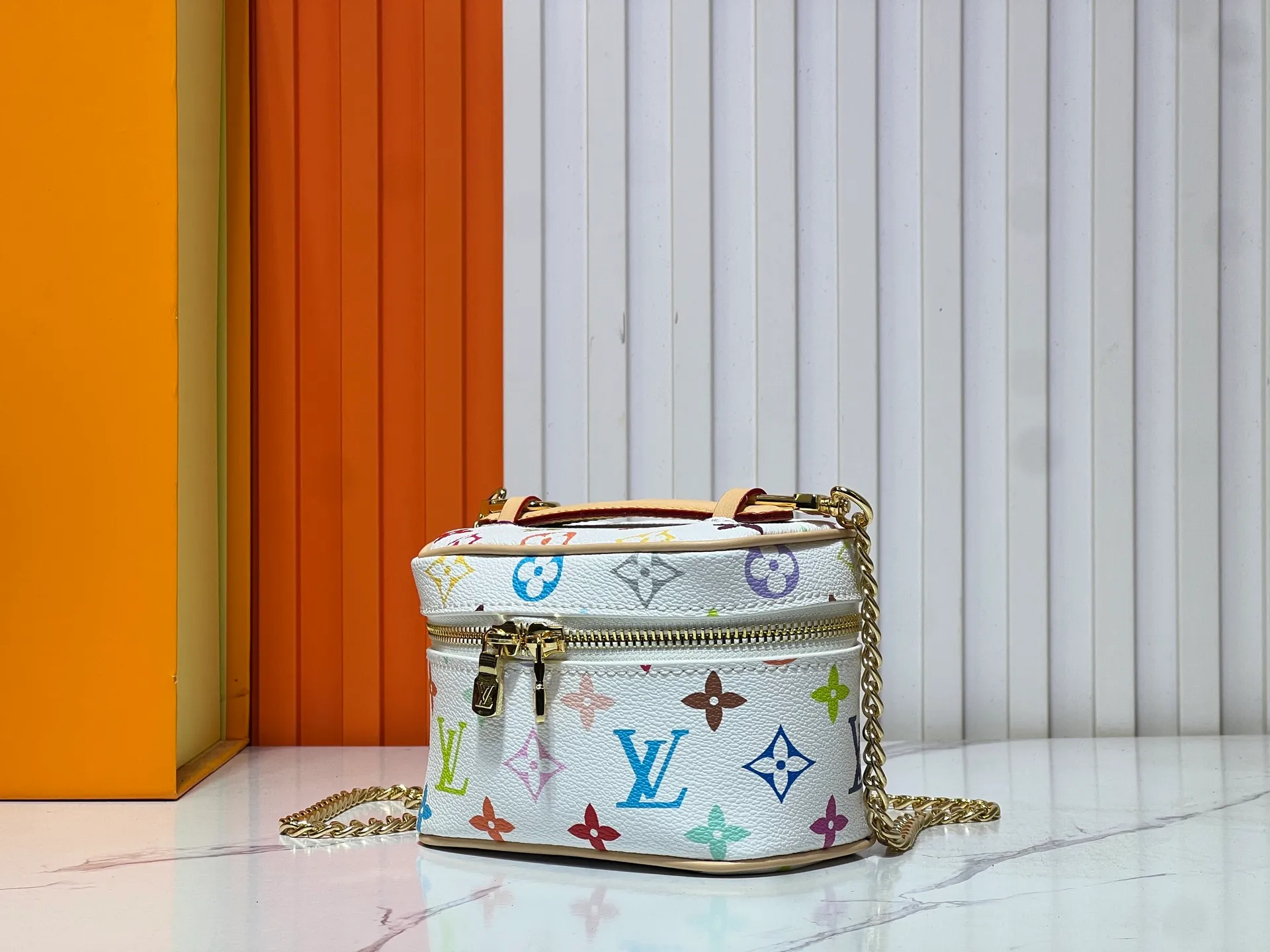 Batch 240💰 Upgraded original M13747 M44495 M42265 M44936 M42263 lv Murakami Nice mini Nano cosmetic bag with Monogram printing and 33 colorful colors. In 2025, Murakami and lv jointly launched the white and black tricolor twelve pieces, which are very popular around the world and are loved by celebrities and celebrities. Dimensions: 14 x 10.2 x 8.5 (LxHxW)