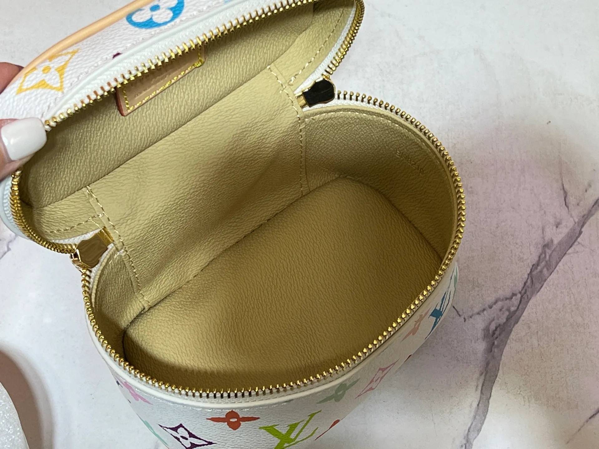 Batch 240💰 Upgraded original M13747 M44495 M42265 M44936 M42263 lv Murakami Nice mini Nano cosmetic bag with Monogram printing and 33 colorful colors. In 2025, Murakami and lv jointly launched the white and black tricolor twelve pieces, which are very popular around the world and are loved by celebrities and celebrities. Dimensions: 14 x 10.2 x 8.5 (LxHxW)
