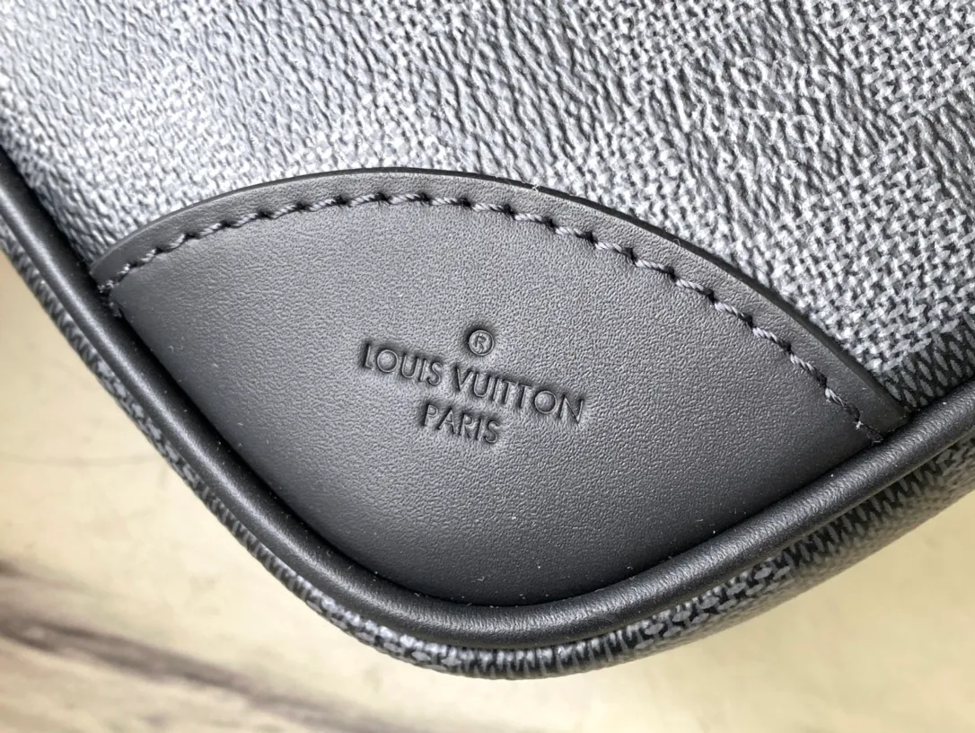 💰1100 Top original order N40485 Voyage large briefcase is a space upgrade on the classic Attache briefcase. Damier Graphite canvas body with cowhide leather trim, extra side straps and top handles. A padded interior compartment holds a laptop, and dual patch pockets and zip pockets add functionality. Dimensions: 39.5 × 29 × 9 cm