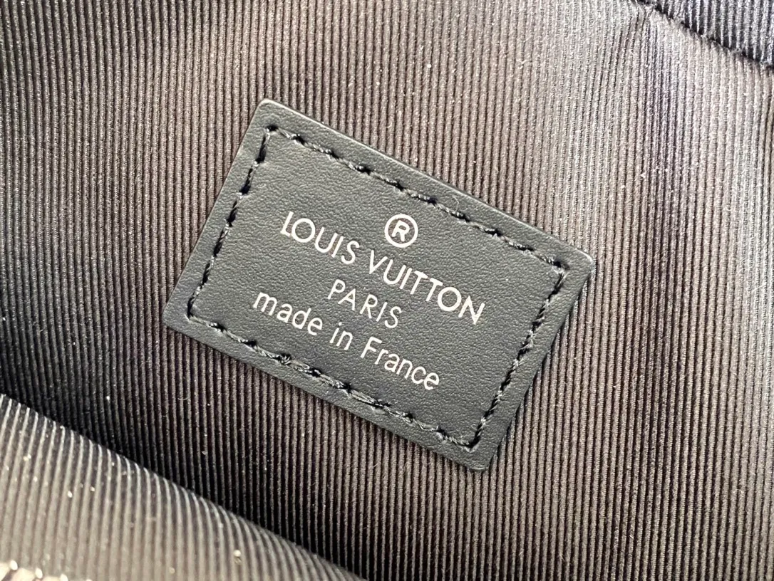 💰1100 Top original order N40485 Voyage large briefcase is a space upgrade on the classic Attache briefcase. Damier Graphite canvas body with cowhide leather trim, extra side straps and top handles. A padded interior compartment holds a laptop, and dual patch pockets and zip pockets add functionality. Dimensions: 39.5 × 29 × 9 cm