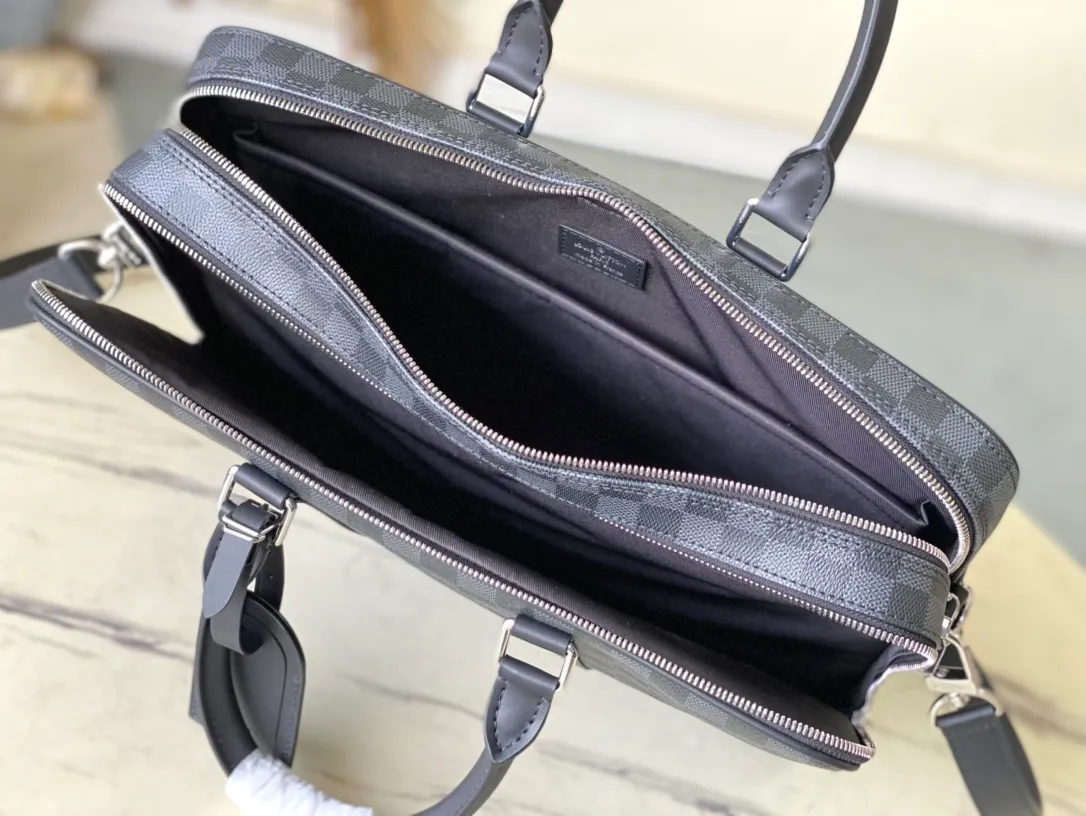 💰1100 Top original order N40485 Voyage large briefcase is a space upgrade on the classic Attache briefcase. Damier Graphite canvas body with cowhide leather trim, extra side straps and top handles. A padded interior compartment holds a laptop, and dual patch pockets and zip pockets add functionality. Dimensions: 39.5 × 29 × 9 cm