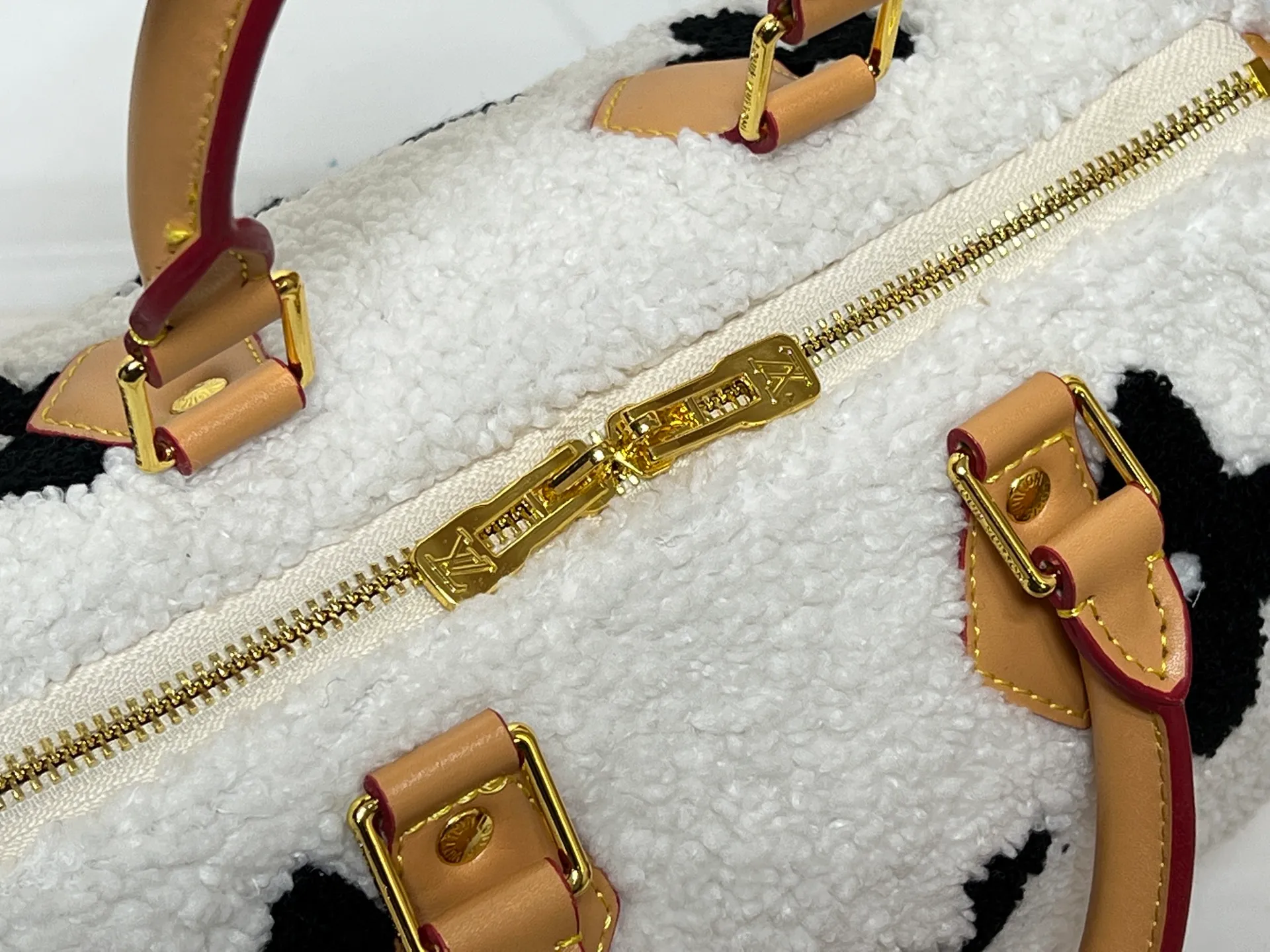 Batch 260💰Upgraded original M23468 M40390 [Speedy Bandoulière 25 handbag] Lamb velvet🔥Made of soft wool leather with grained leather trim, relying on complex intarsia technology to outline the Giant Monogram pattern, showing the trend of the winter series. Rolled leather top handles and removable and adjustable leather shoulder strap allow for a variety of carrying options. Dimensions: 25.0 x 19.0 x 15.0 cm