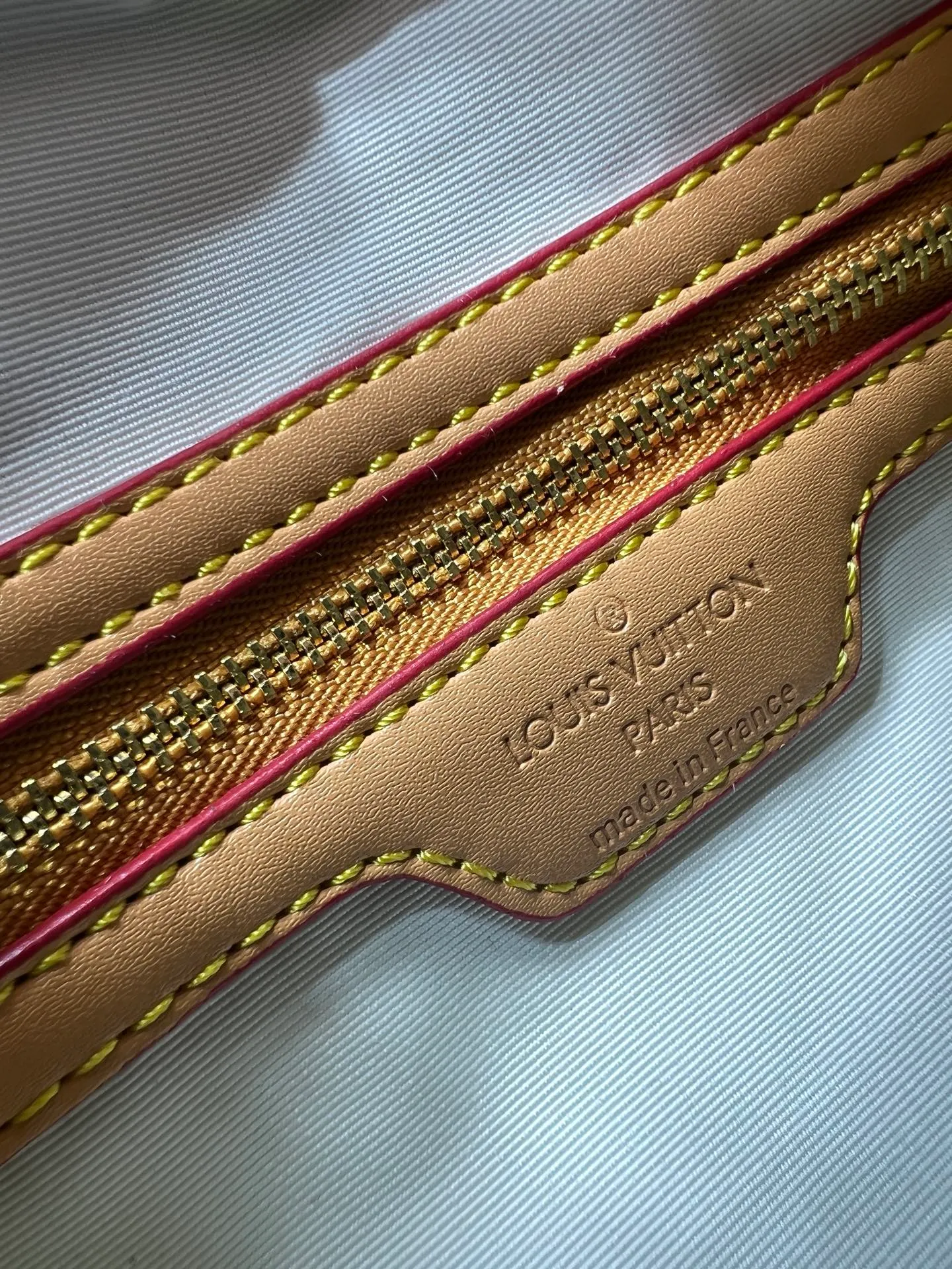 Batch 260💰Upgraded original M23468 M40390 [Speedy Bandoulière 25 handbag] Lamb velvet🔥Made of soft wool leather with grained leather trim, relying on complex intarsia technology to outline the Giant Monogram pattern, showing the trend of the winter series. Rolled leather top handles and removable and adjustable leather shoulder strap allow for a variety of carrying options. Dimensions: 25.0 x 19.0 x 15.0 cm