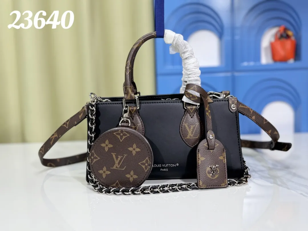 P280💰Upgraded from the original M23640 M23698 M46653 This OnTheGo East West handbag introduces the OnTheGo small tote bag design, using Monogram Empreinte leather to reinterpret the ample configuration of East West. The Giant Monogram is embossed on the leather body, and the neat interior can store daily necessities. The top handle and removable leather chain strap allow for multiple carry options. 25 x 13 x 10 cm