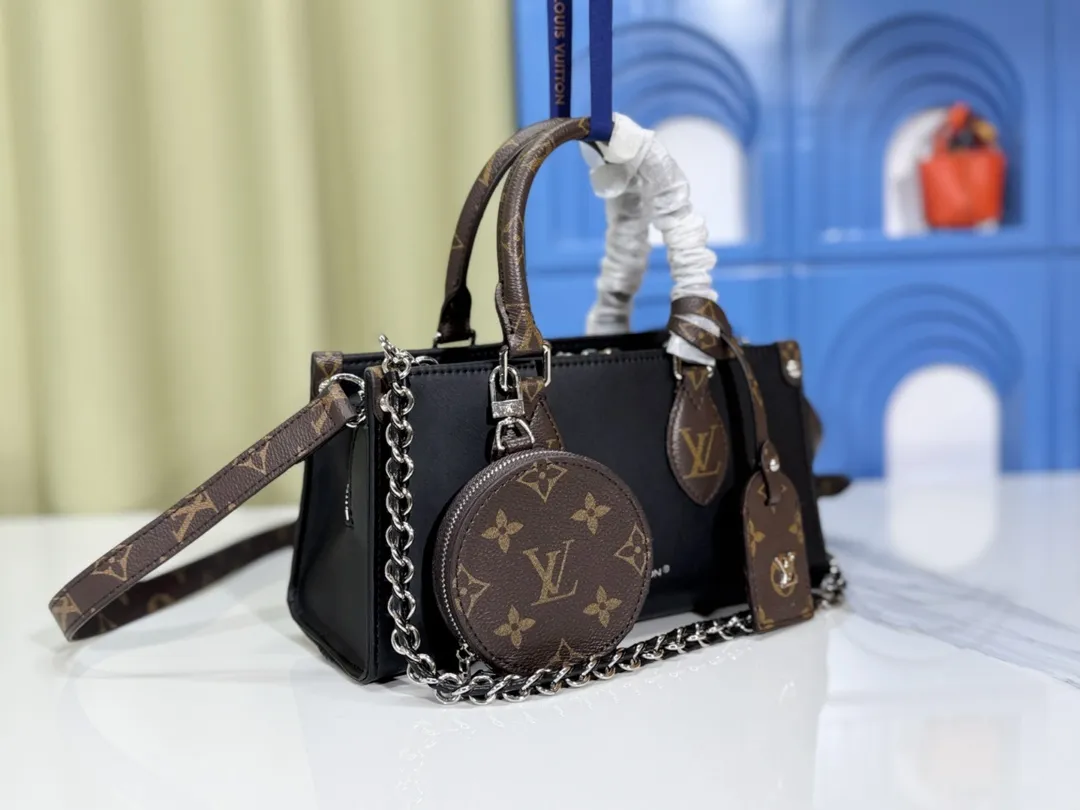 P280💰Upgraded from the original M23640 M23698 M46653 This OnTheGo East West handbag introduces the OnTheGo small tote bag design, using Monogram Empreinte leather to reinterpret the ample configuration of East West. The Giant Monogram is embossed on the leather body, and the neat interior can store daily necessities. The top handle and removable leather chain strap allow for multiple carry options. 25 x 13 x 10 cm