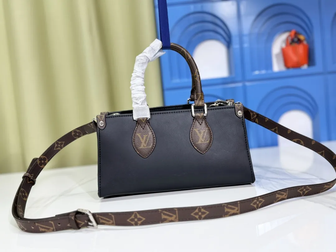 P280💰Upgraded from the original M23640 M23698 M46653 This OnTheGo East West handbag introduces the OnTheGo small tote bag design, using Monogram Empreinte leather to reinterpret the ample configuration of East West. The Giant Monogram is embossed on the leather body, and the neat interior can store daily necessities. The top handle and removable leather chain strap allow for multiple carry options. 25 x 13 x 10 cm