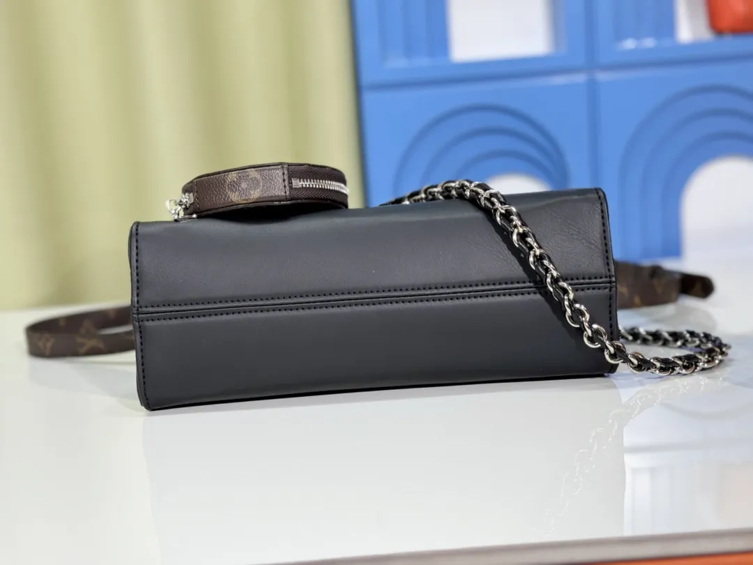 P280💰Upgraded from the original M23640 M23698 M46653 This OnTheGo East West handbag introduces the OnTheGo small tote bag design, using Monogram Empreinte leather to reinterpret the ample configuration of East West. The Giant Monogram is embossed on the leather body, and the neat interior can store daily necessities. The top handle and removable leather chain strap allow for multiple carry options. 25 x 13 x 10 cm