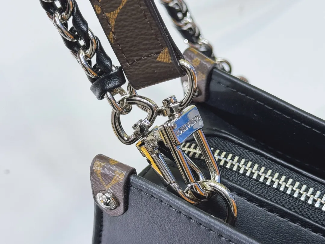 P280💰Upgraded from the original M23640 M23698 M46653 This OnTheGo East West handbag introduces the OnTheGo small tote bag design, using Monogram Empreinte leather to reinterpret the ample configuration of East West. The Giant Monogram is embossed on the leather body, and the neat interior can store daily necessities. The top handle and removable leather chain strap allow for multiple carry options. 25 x 13 x 10 cm